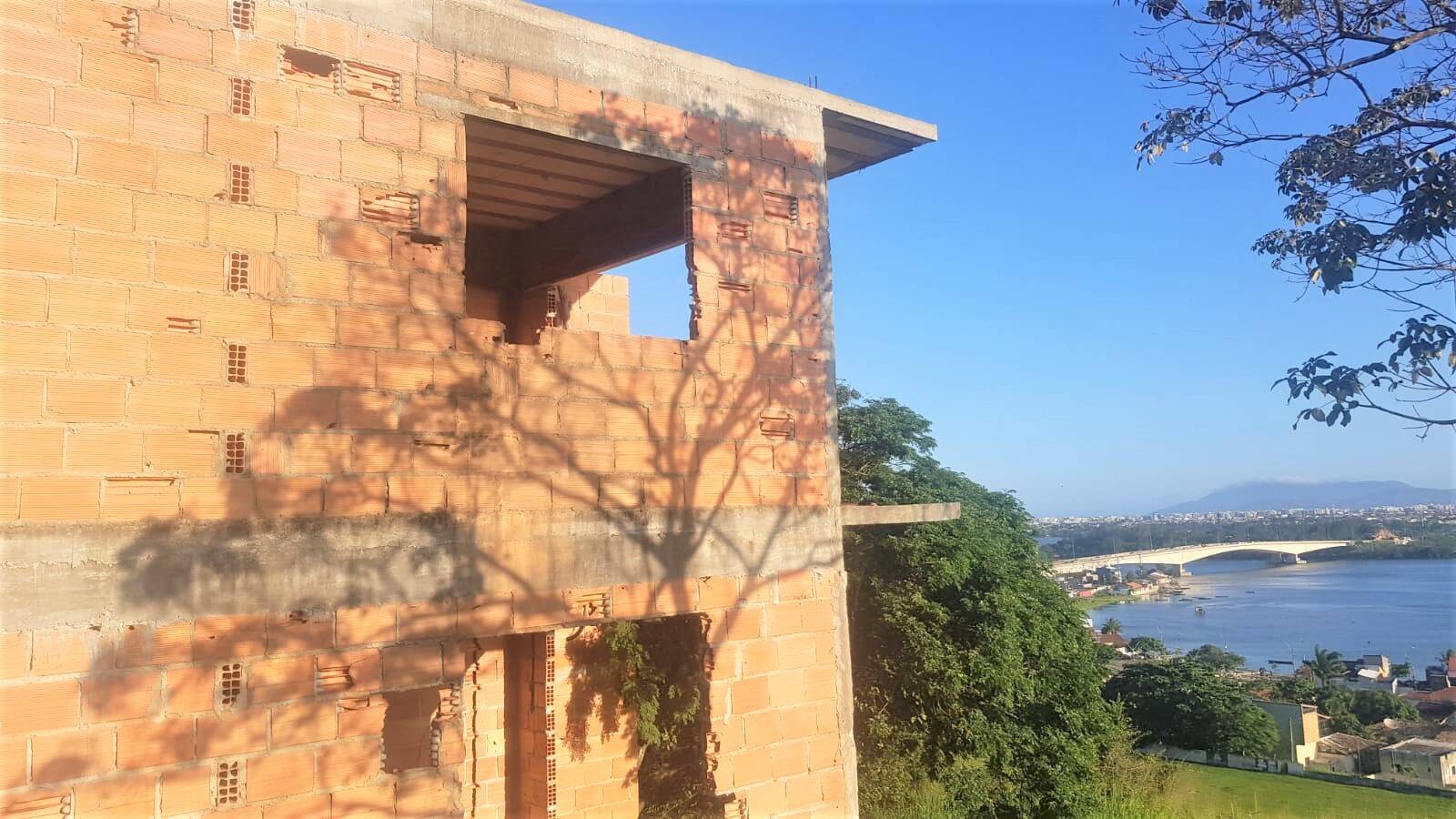 CASA EM CONSTRUÇÃO, TERRENO DE APROXIMADAMENTE 570M² SÃO PEDRO DA ALDEIA