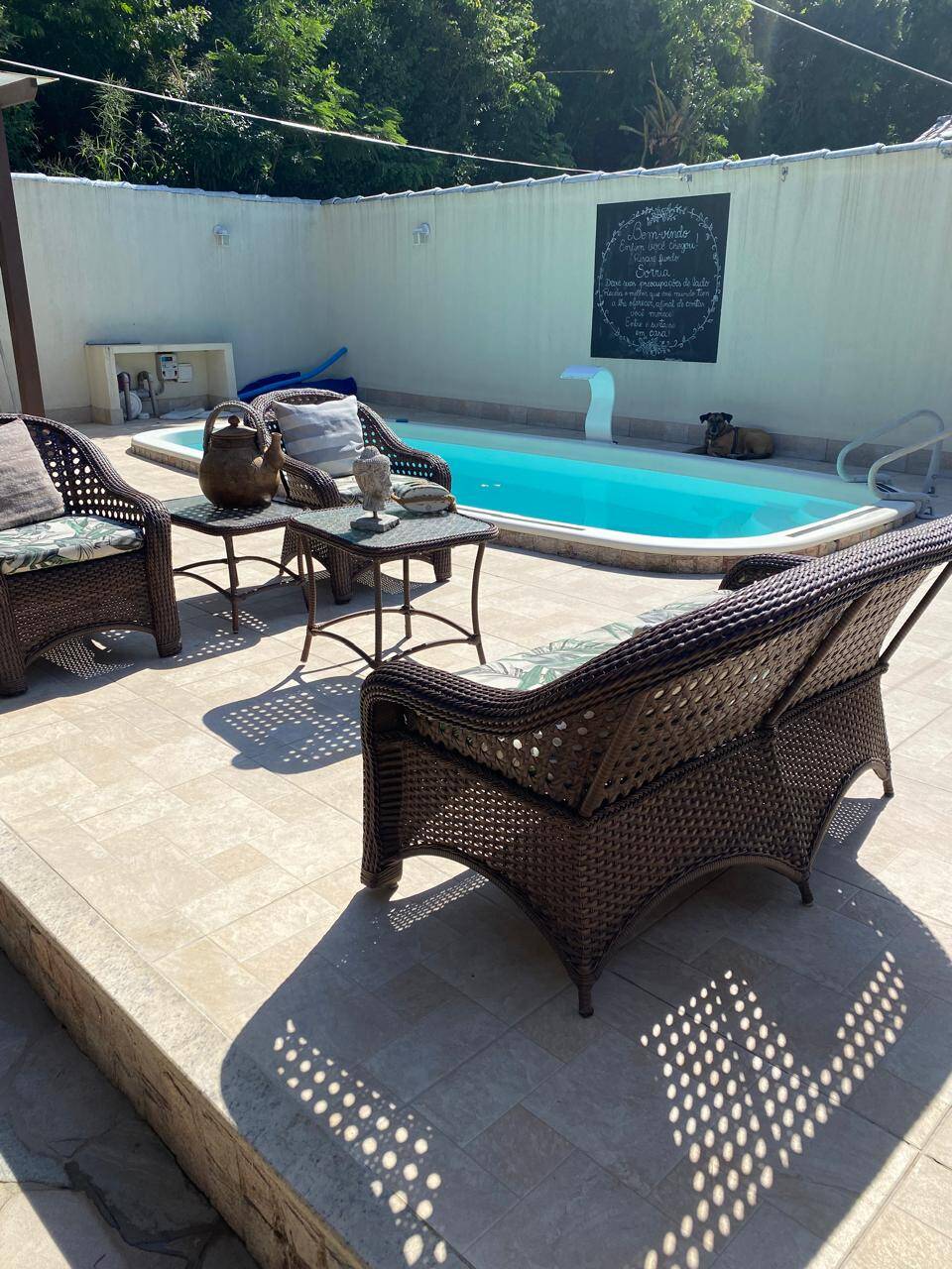 EXCELENTE CASA COM PISCINA EM CONDOMÍNIO