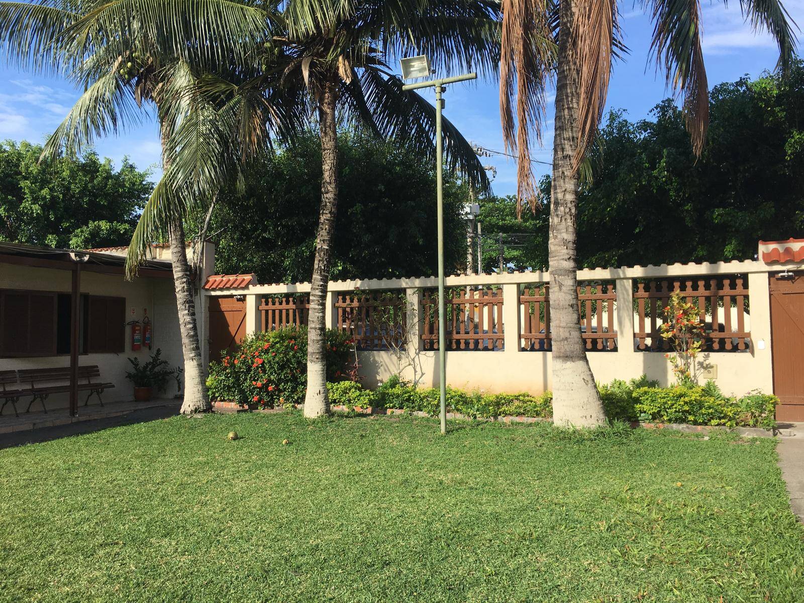 VENDE-SE CASA GEMINADA EM CONDOMÍNIO, PORTINHO - CABO FRIO/RJ