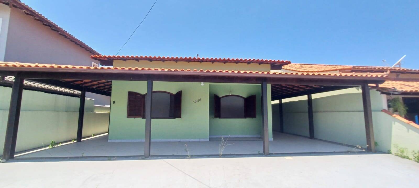 CASA À VENDA COM 03 QUARTOS NO CONDOMÍNIO DOS PÁSSAROS - CABO FRIO/RJ