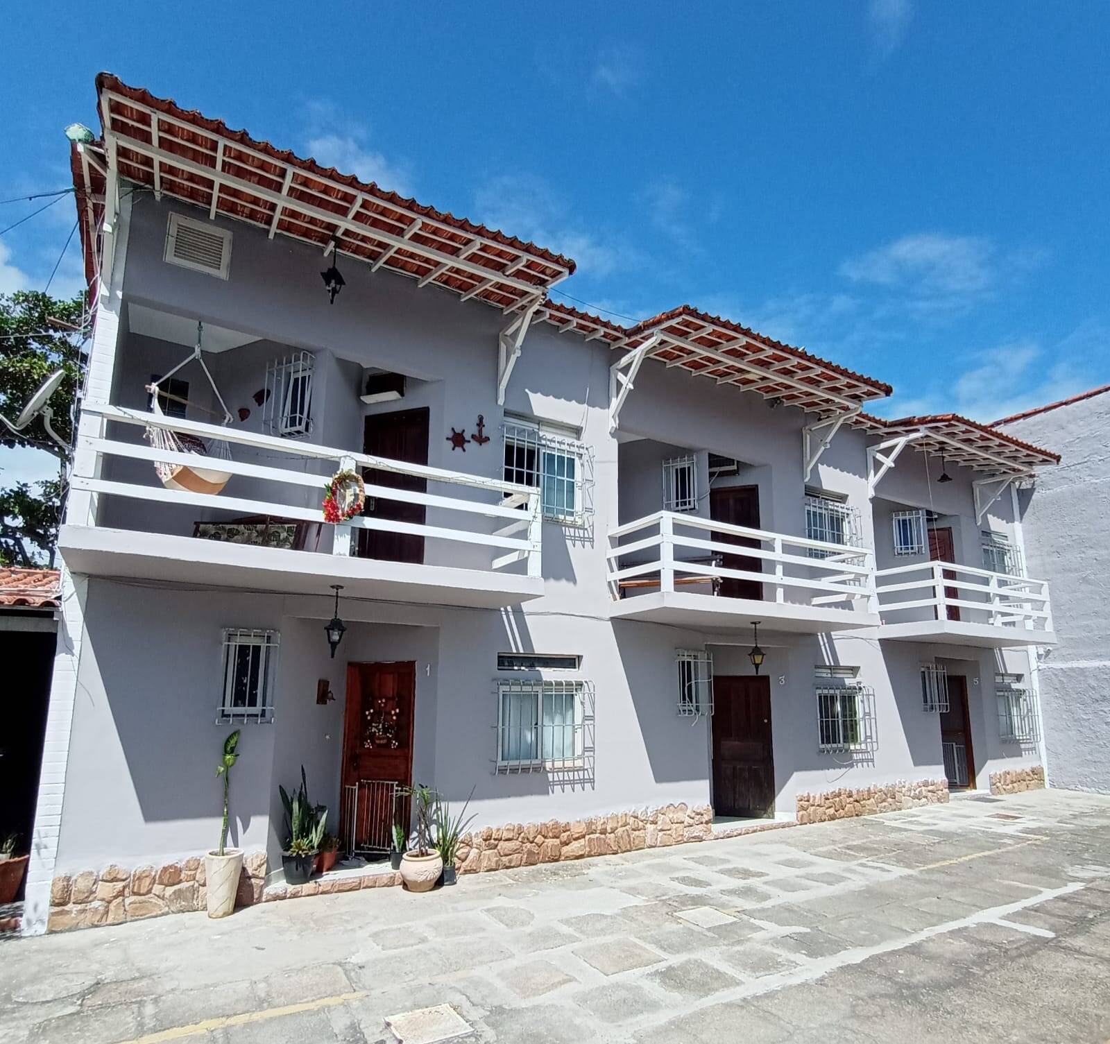 CASA DUPLEX DE 03 QUARTOS Á VENDA EM CONDOMÍNIO NO BRAGA EM CABO FRIO/RJ