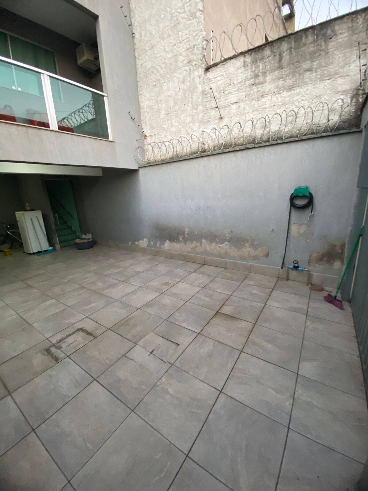 TRIPLEX À VENDA EM LOCALIZAÇÃO PRIVILEGIADA – (CABRAL), CONTAGEM/MG