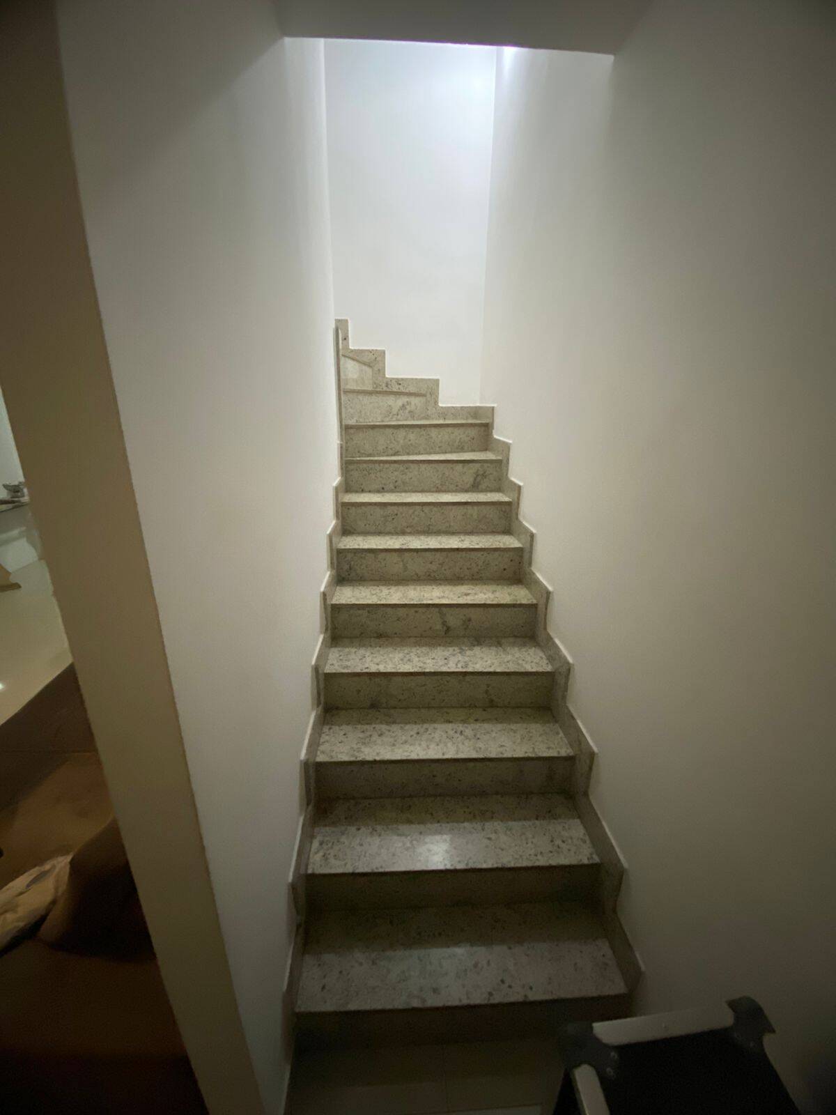 TRIPLEX À VENDA EM LOCALIZAÇÃO PRIVILEGIADA – (CABRAL), CONTAGEM/MG