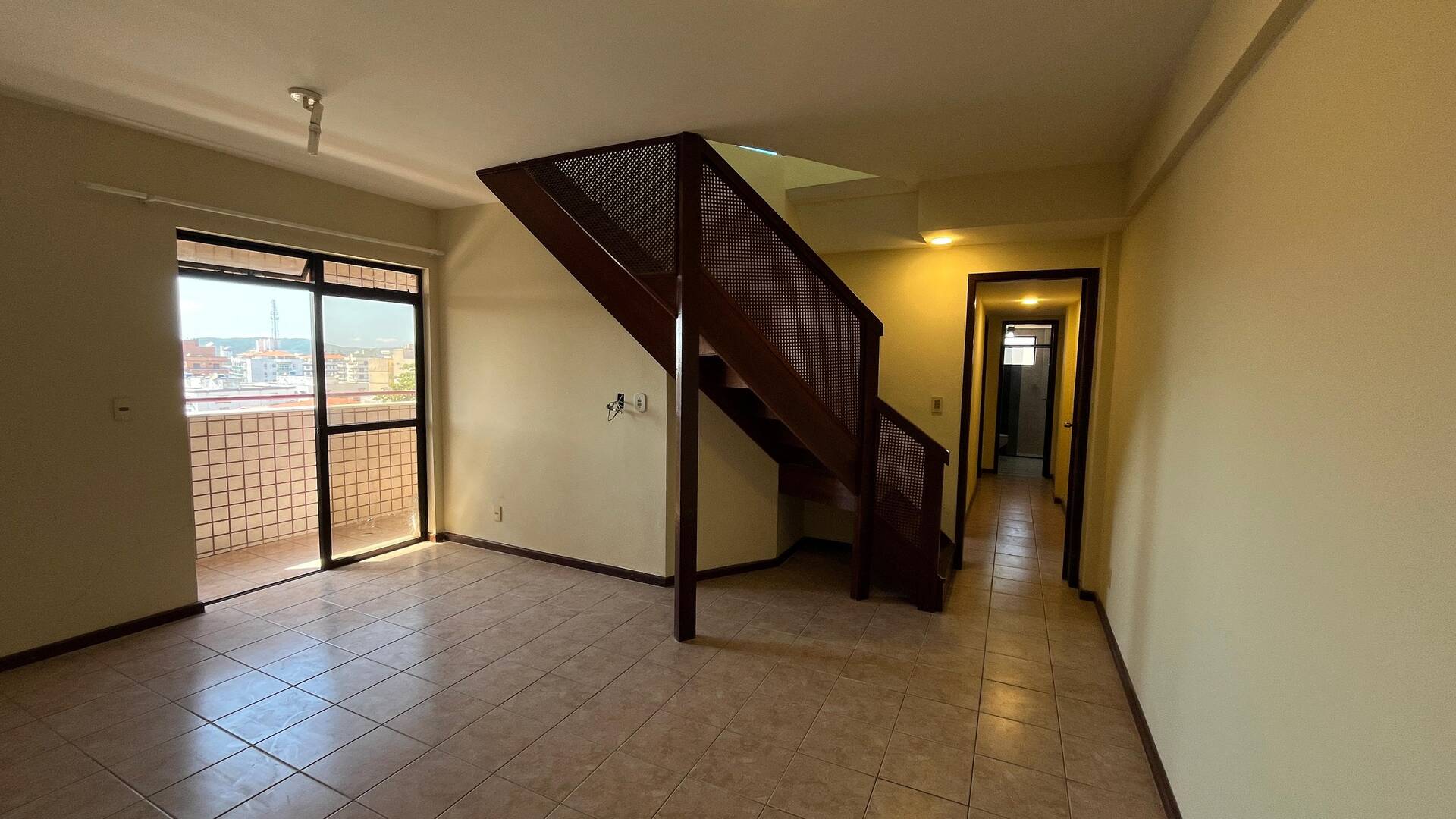 AMPLO APARTAMENTO À VENDA – 3 DORMITÓRIOS, 2 SUÍTES – CENTRO – CABO FRIO/RJ