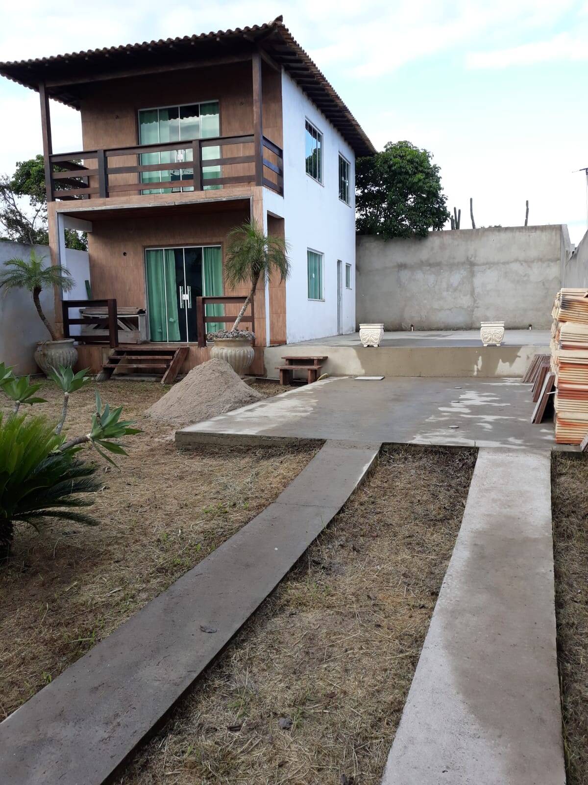 CASA DUPLEX COM AMPLO TERRENO À VENDA – OPORTUNIDADE IMPERDÍVEL!