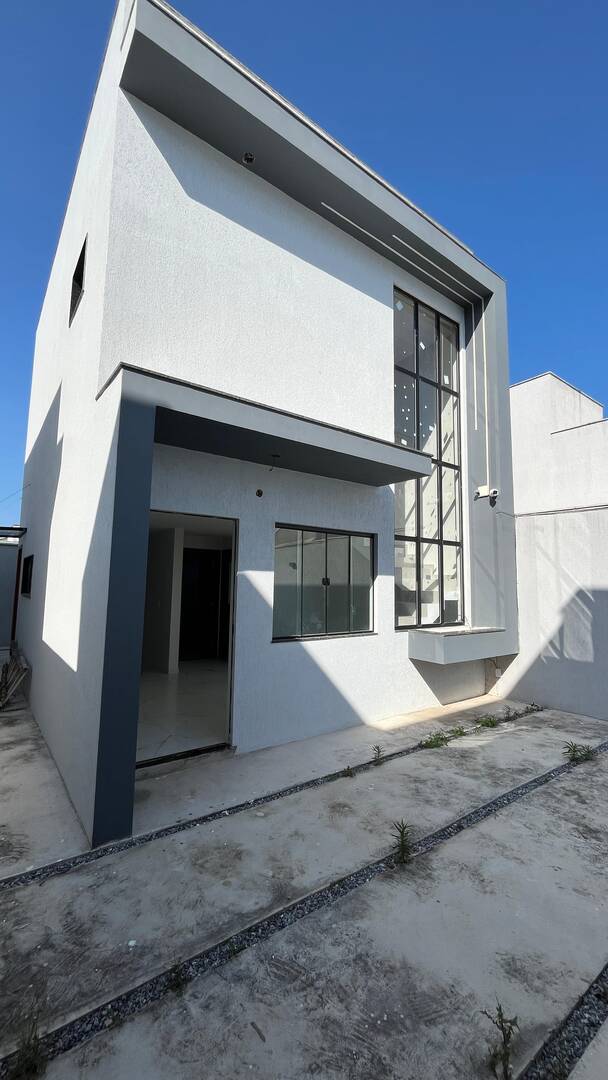 CASA COM 3 QUARTOS (2 SUÍTES) À VENDA – VILA DO PERÓ, CABO FRIO/RJ