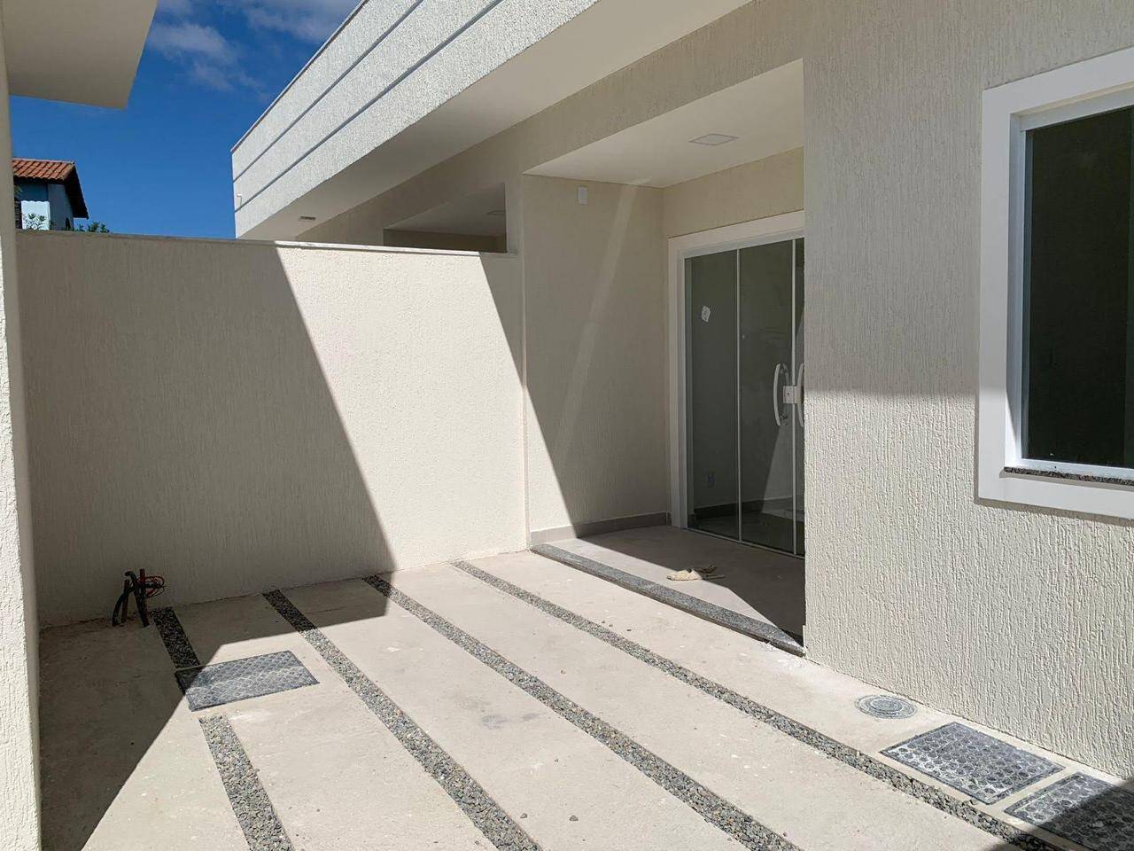 CASA LINEAR INDEPENDENTE, 02 QUARTOS, 110m² NA VILA DO PERÓ - CABO FRIO/RJ