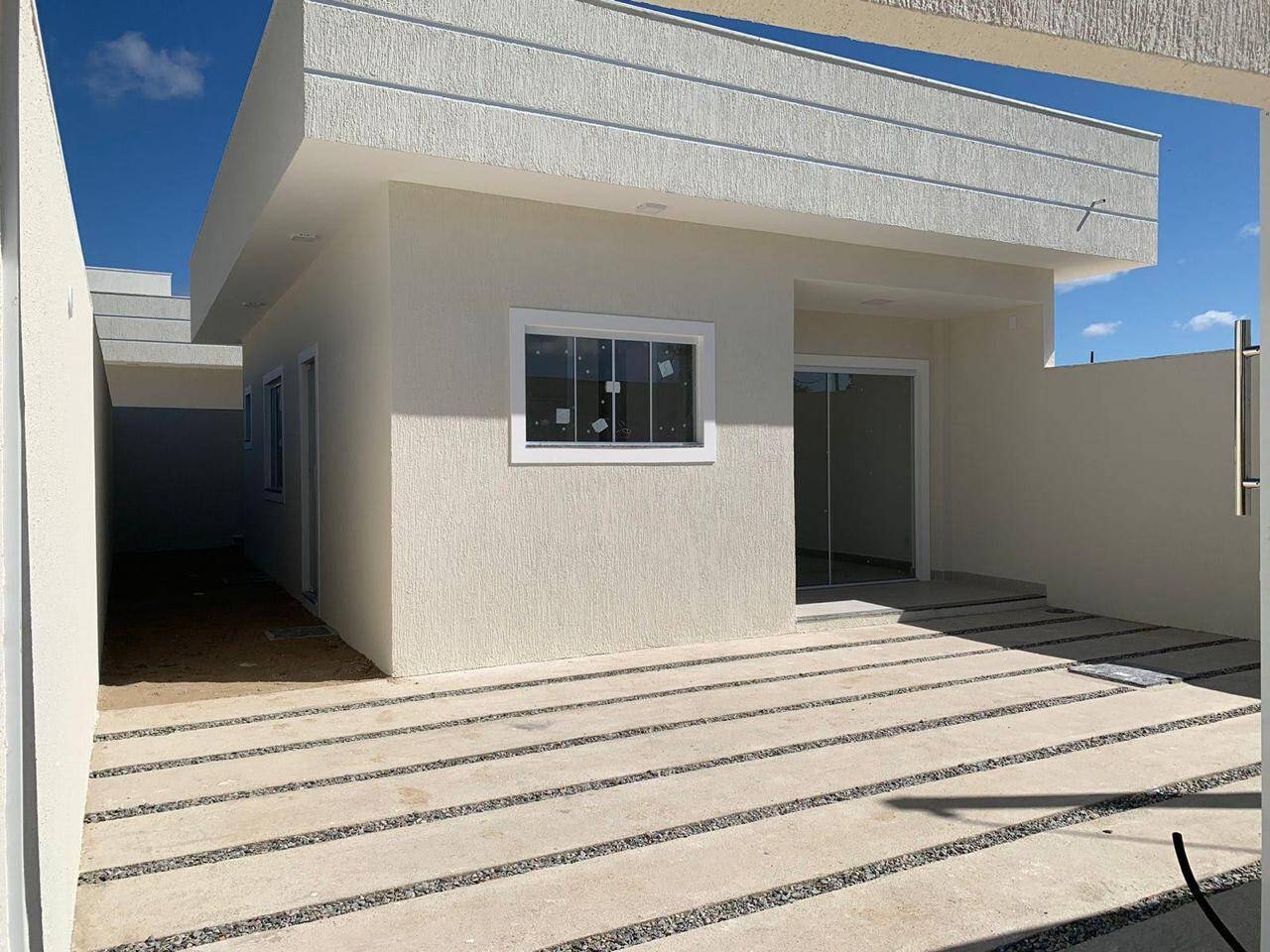 CASA LINEAR INDEPENDENTE, 02 QUARTOS NA VILA DO PERÓ - CABO FRIO/RJ
