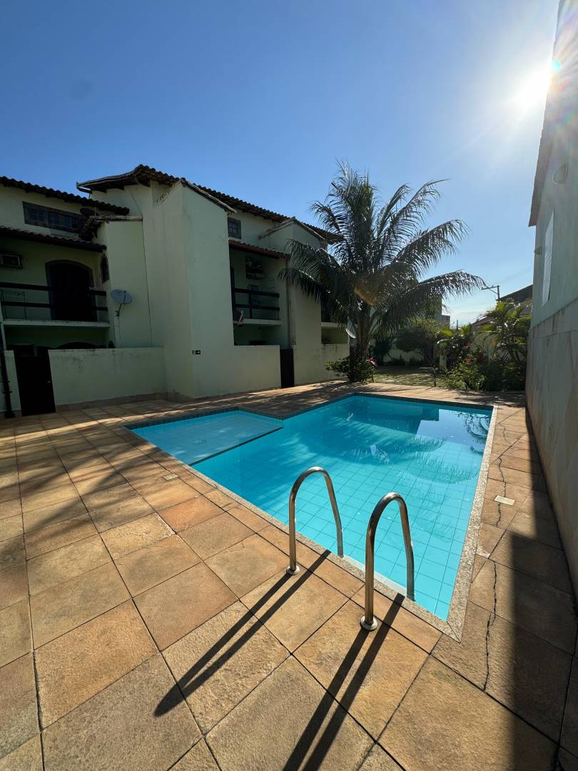 APARTAMENTO DUPLEX ESPAÇOSO NO PERÓ DE 04 QUARTOS EM CABO FRIO/RJ