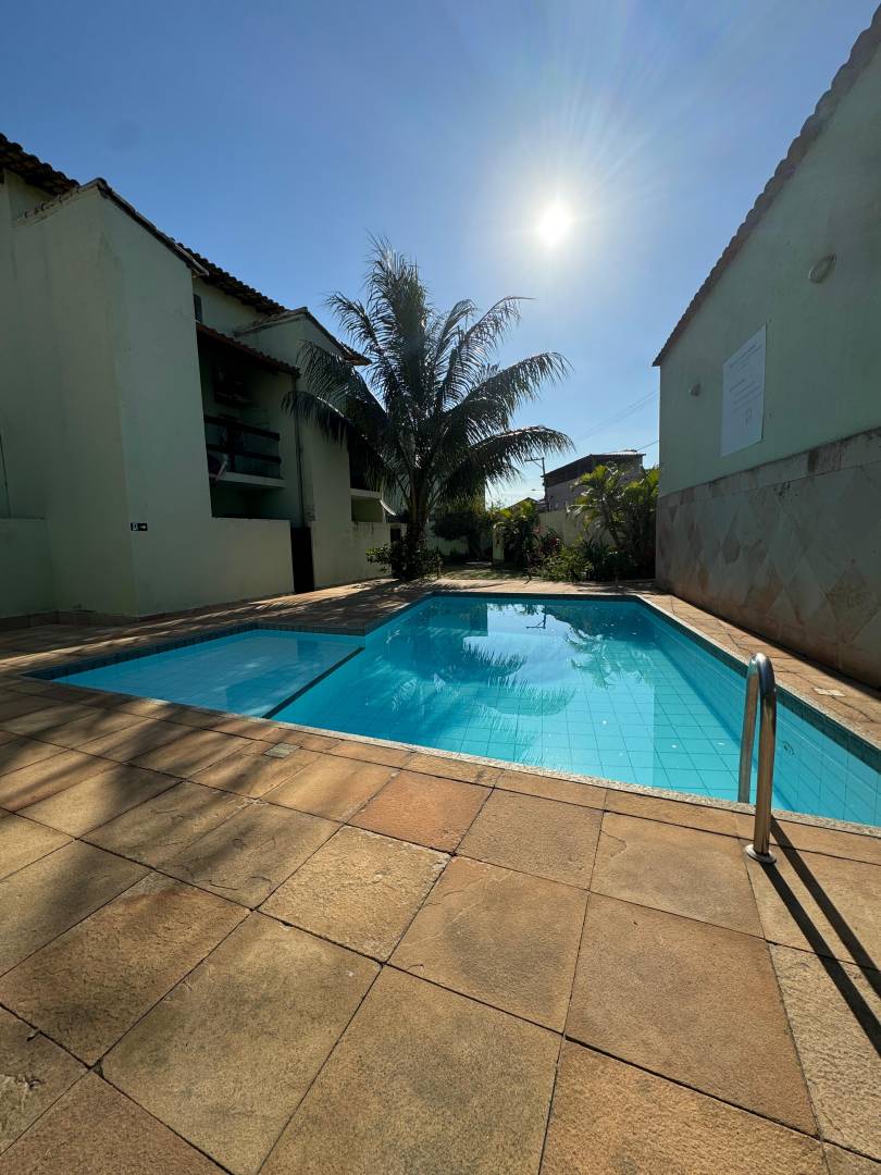 APARTAMENTO DUPLEX ESPAÇOSO NO PERÓ DE 04 QUARTOS EM CABO FRIO/RJ
