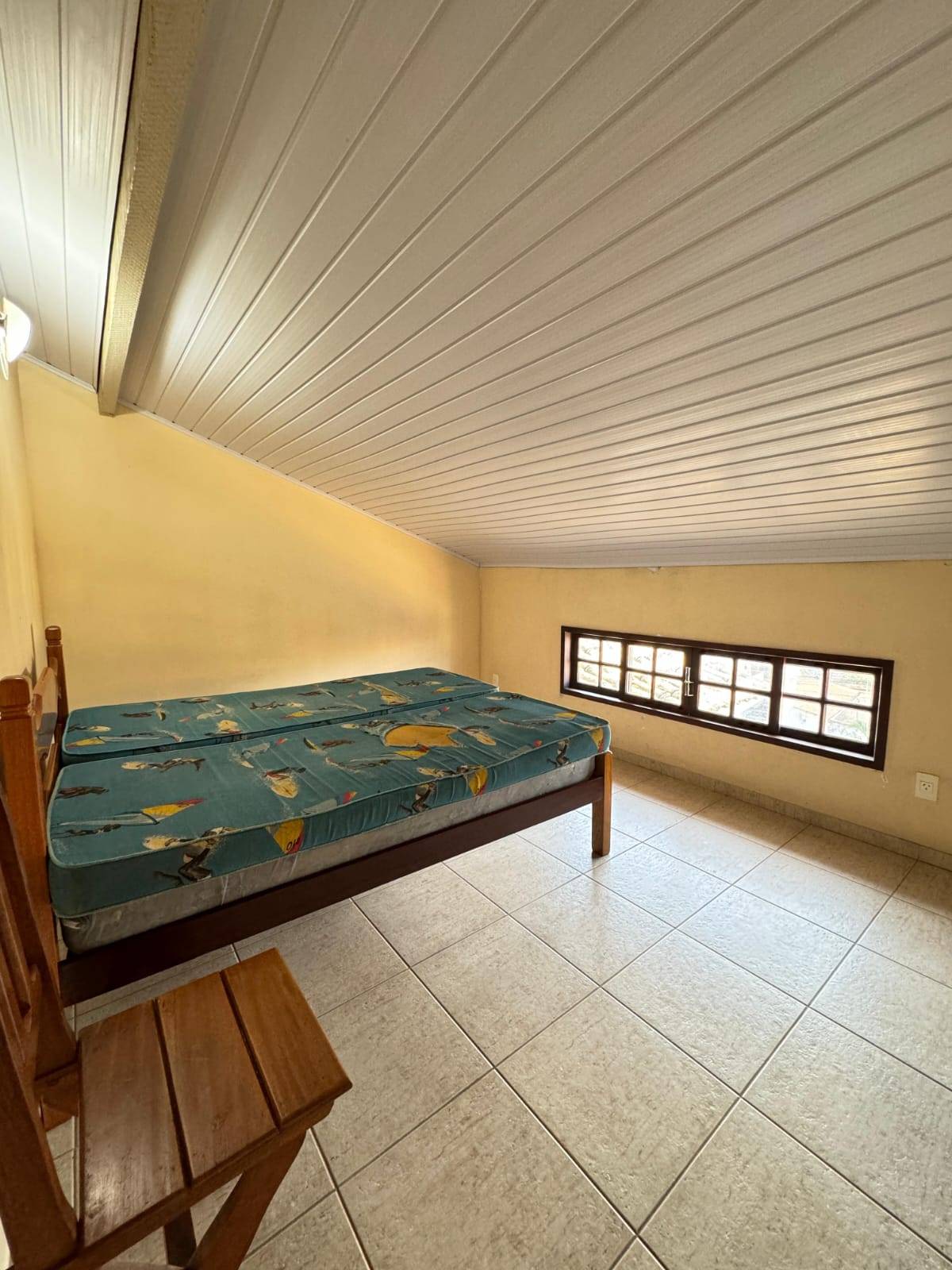 APARTAMENTO DUPLEX ESPAÇOSO NO PERÓ DE 04 QUARTOS EM CABO FRIO/RJ