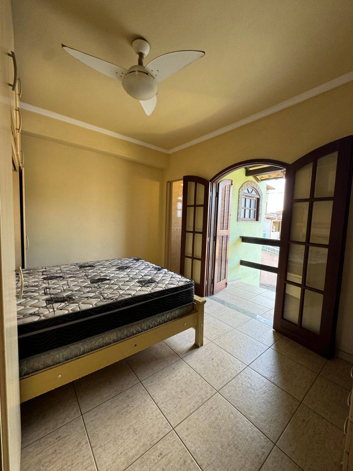 APARTAMENTO DUPLEX ESPAÇOSO NO PERÓ DE 04 QUARTOS EM CABO FRIO/RJ