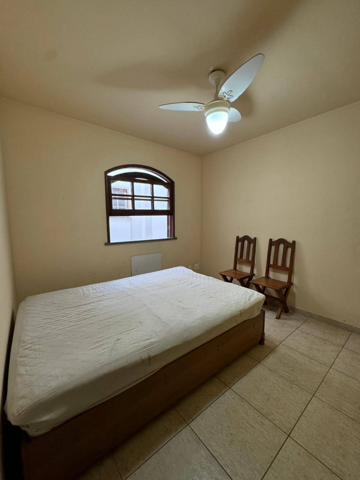 APARTAMENTO DUPLEX ESPAÇOSO NO PERÓ DE 04 QUARTOS EM CABO FRIO/RJ
