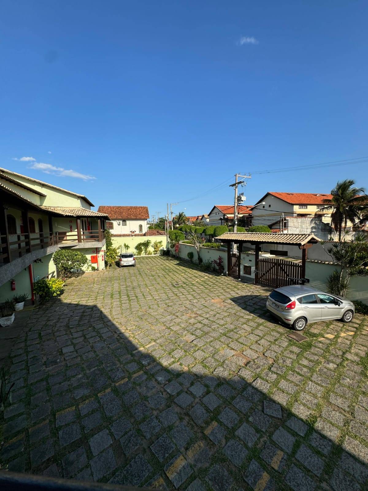 APARTAMENTO DUPLEX ESPAÇOSO NO PERÓ DE 04 QUARTOS EM CABO FRIO/RJ