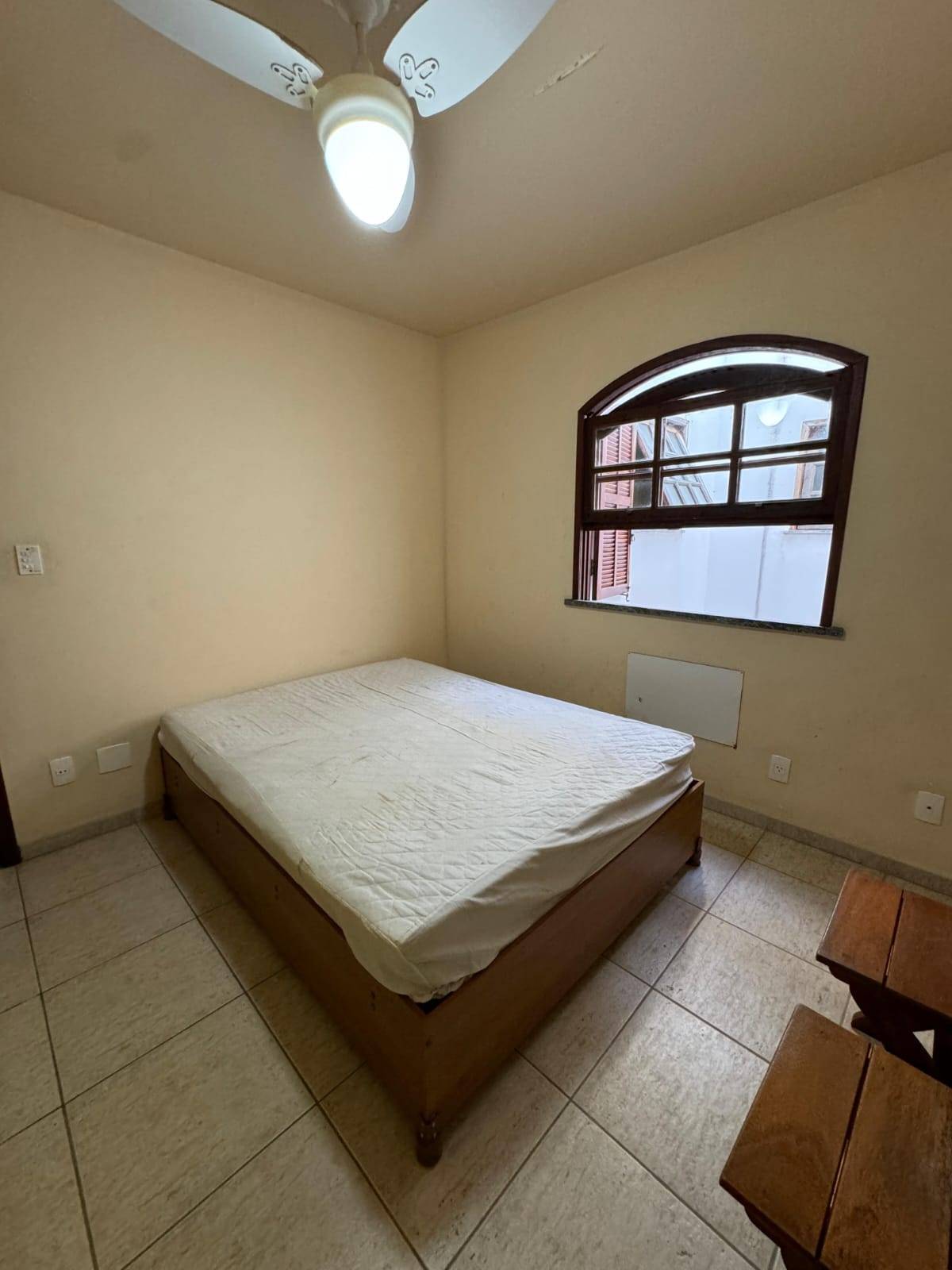 APARTAMENTO DUPLEX ESPAÇOSO NO PERÓ DE 04 QUARTOS EM CABO FRIO/RJ
