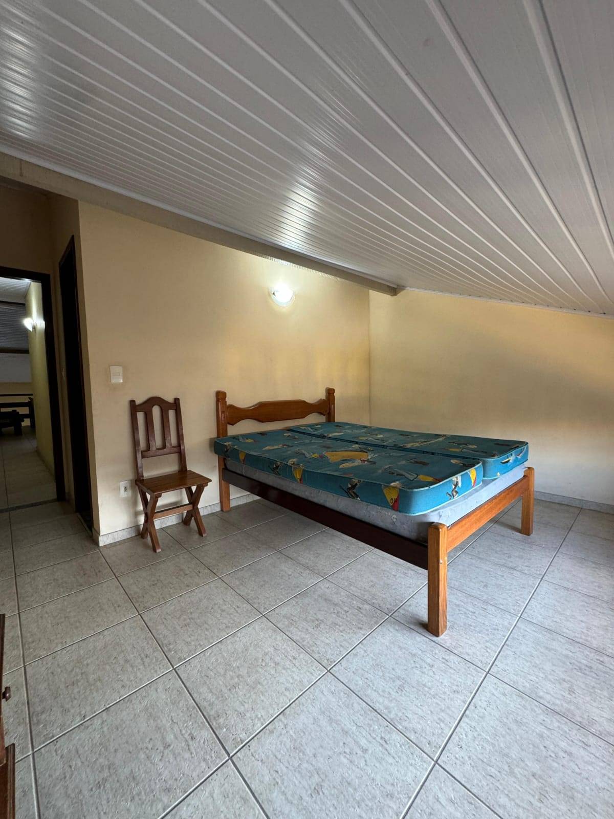 APARTAMENTO DUPLEX ESPAÇOSO NO PERÓ DE 04 QUARTOS EM CABO FRIO/RJ