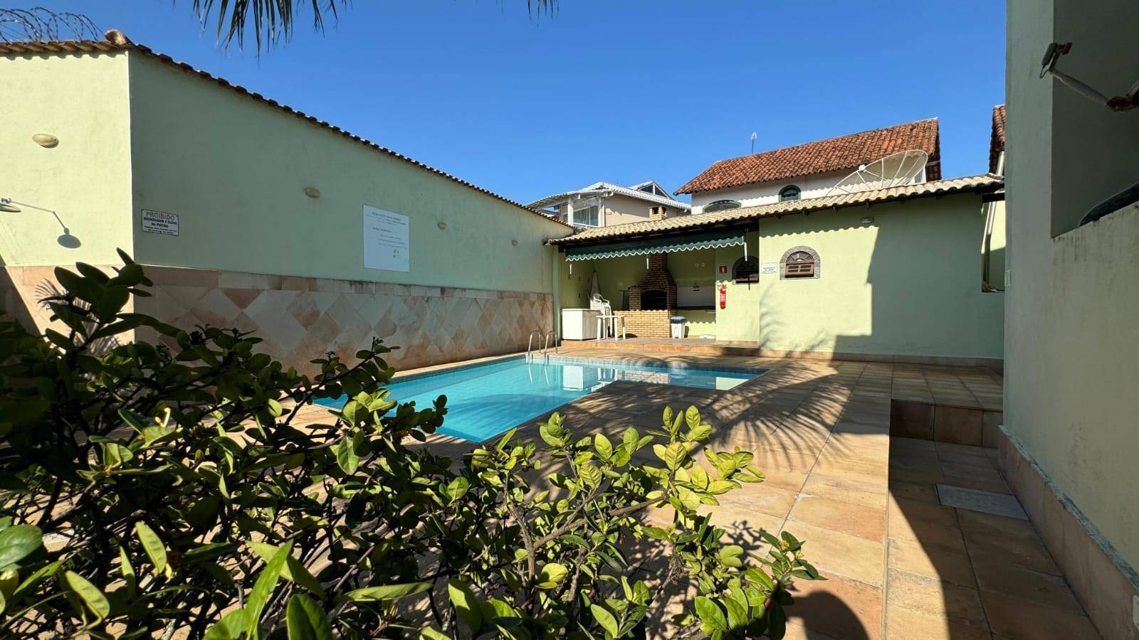 APARTAMENTO DUPLEX ESPAÇOSO NO PERÓ DE 04 QUARTOS EM CABO FRIO/RJ