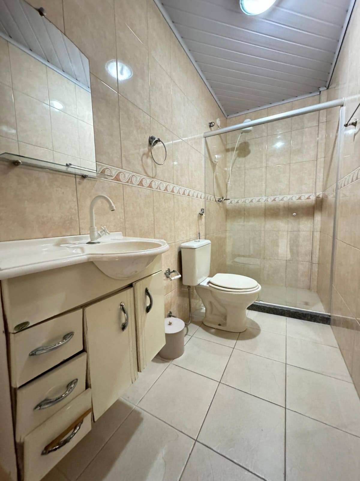 APARTAMENTO DUPLEX ESPAÇOSO NO PERÓ DE 04 QUARTOS EM CABO FRIO/RJ