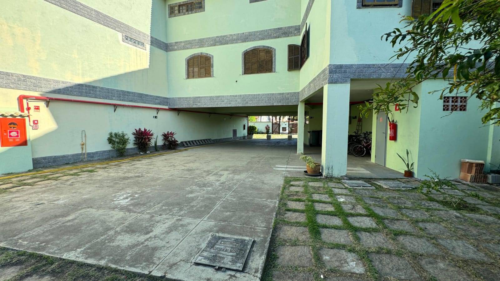 APARTAMENTO DUPLEX ESPAÇOSO NO PERÓ DE 04 QUARTOS EM CABO FRIO/RJ