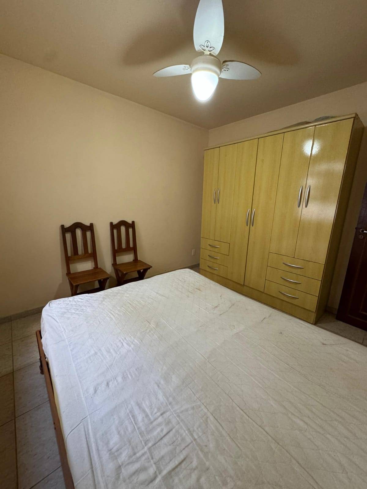APARTAMENTO DUPLEX ESPAÇOSO NO PERÓ DE 04 QUARTOS EM CABO FRIO/RJ