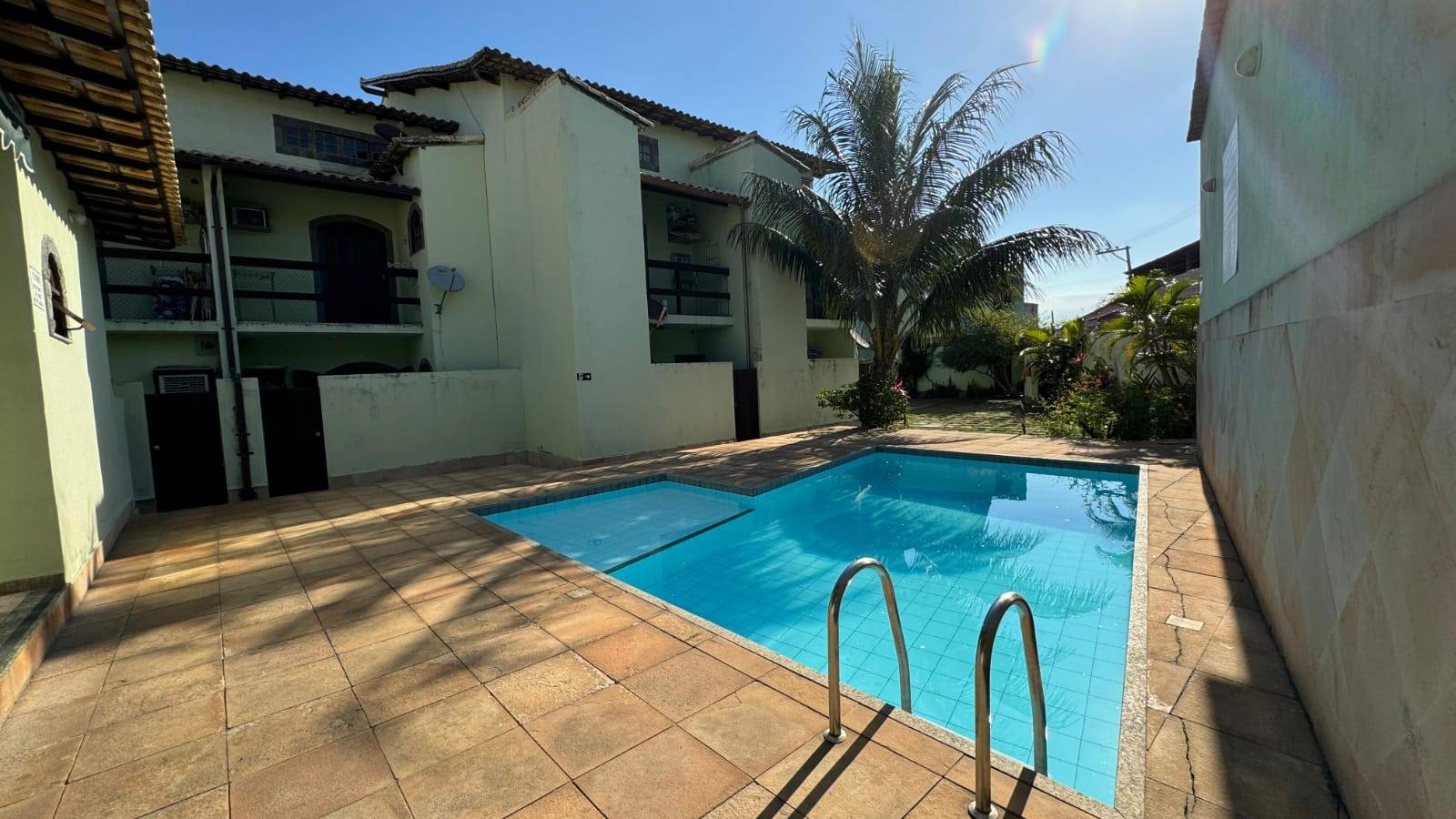 APARTAMENTO DUPLEX ESPAÇOSO NO PERÓ DE 04 QUARTOS EM CABO FRIO/RJ