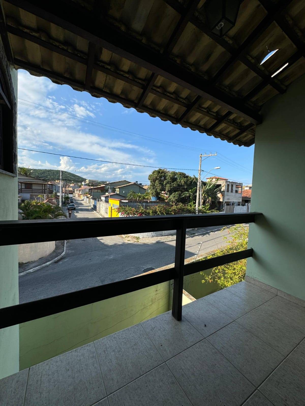 APARTAMENTO DUPLEX ESPAÇOSO NO PERÓ DE 04 QUARTOS EM CABO FRIO/RJ