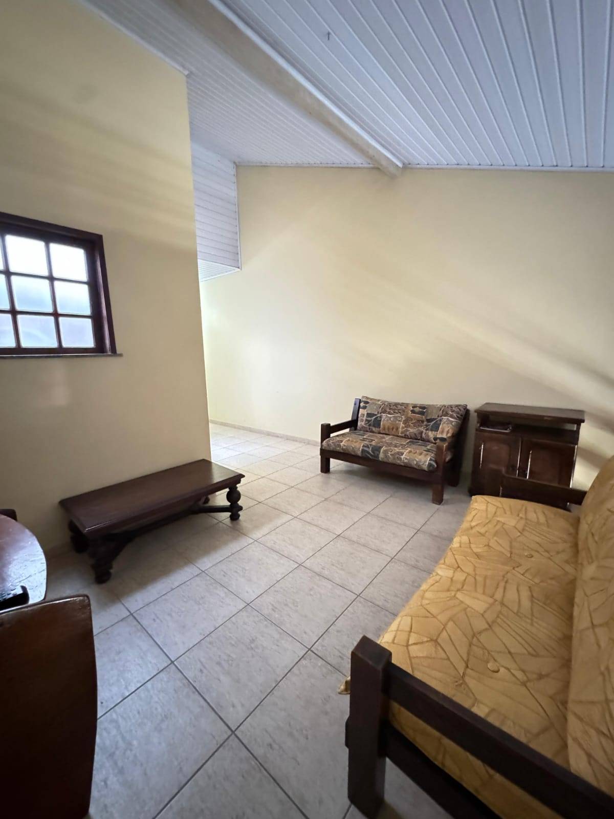 APARTAMENTO DUPLEX ESPAÇOSO NO PERÓ DE 04 QUARTOS EM CABO FRIO/RJ
