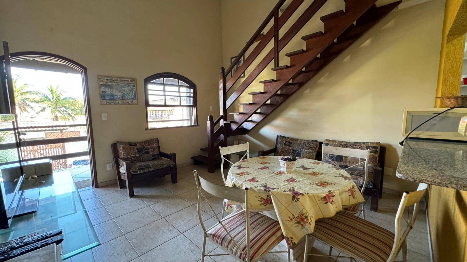 APARTAMENTO DUPLEX ESPAÇOSO NO PERÓ DE 04 QUARTOS EM CABO FRIO/RJ