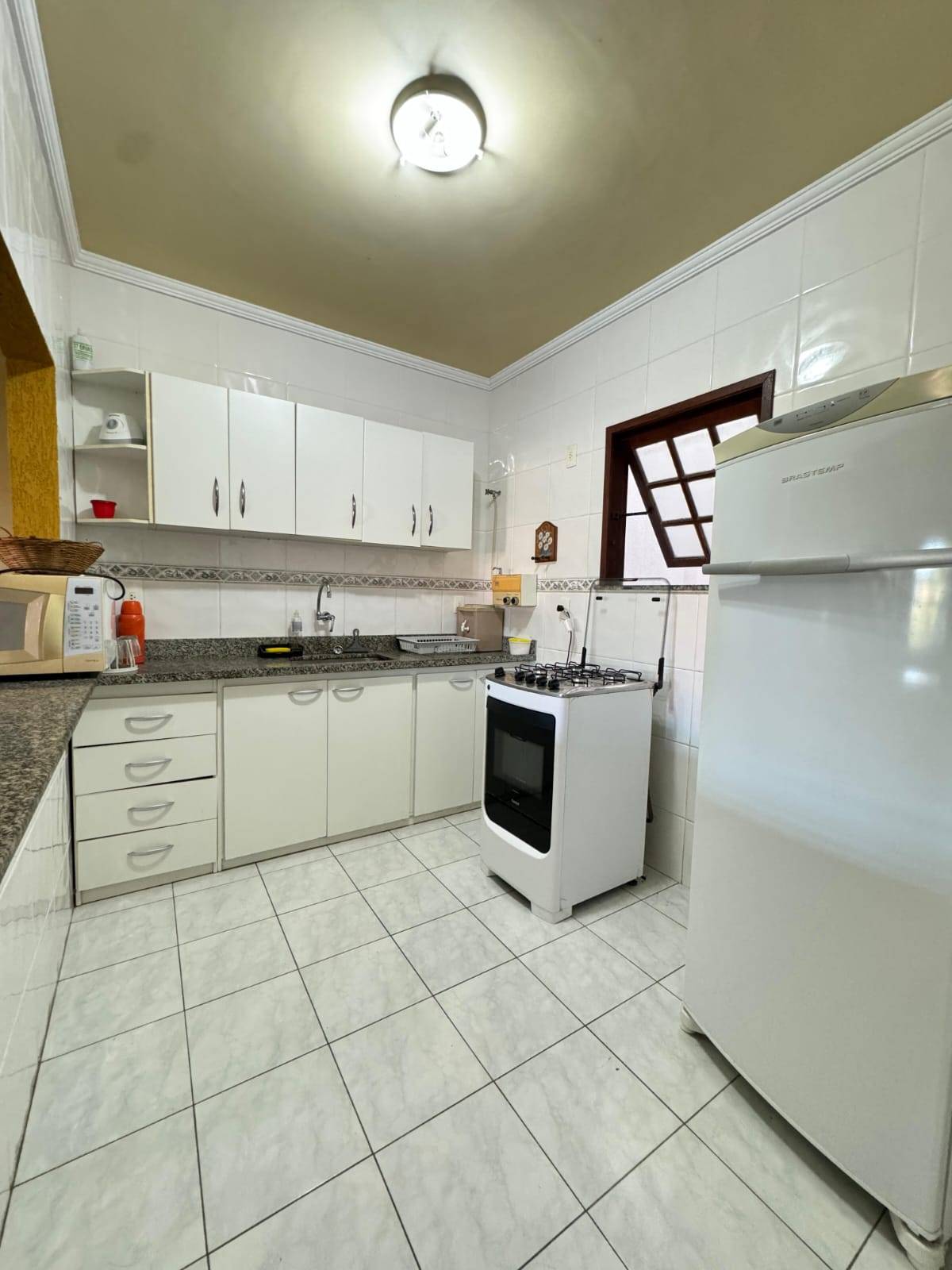 APARTAMENTO DUPLEX ESPAÇOSO NO PERÓ DE 04 QUARTOS EM CABO FRIO/RJ
