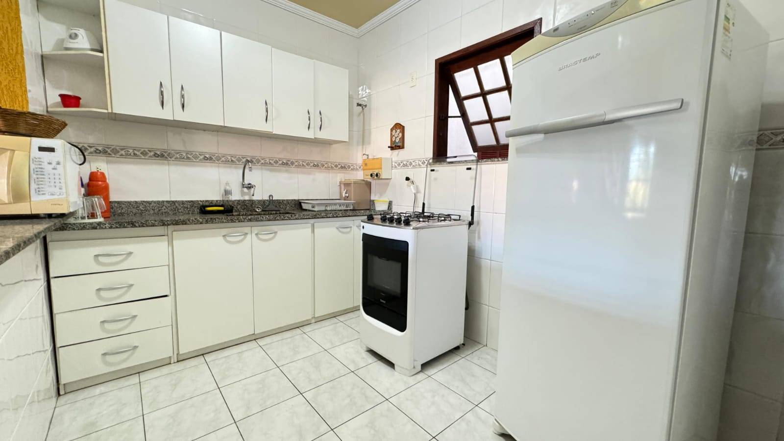 APARTAMENTO DUPLEX ESPAÇOSO NO PERÓ DE 04 QUARTOS EM CABO FRIO/RJ