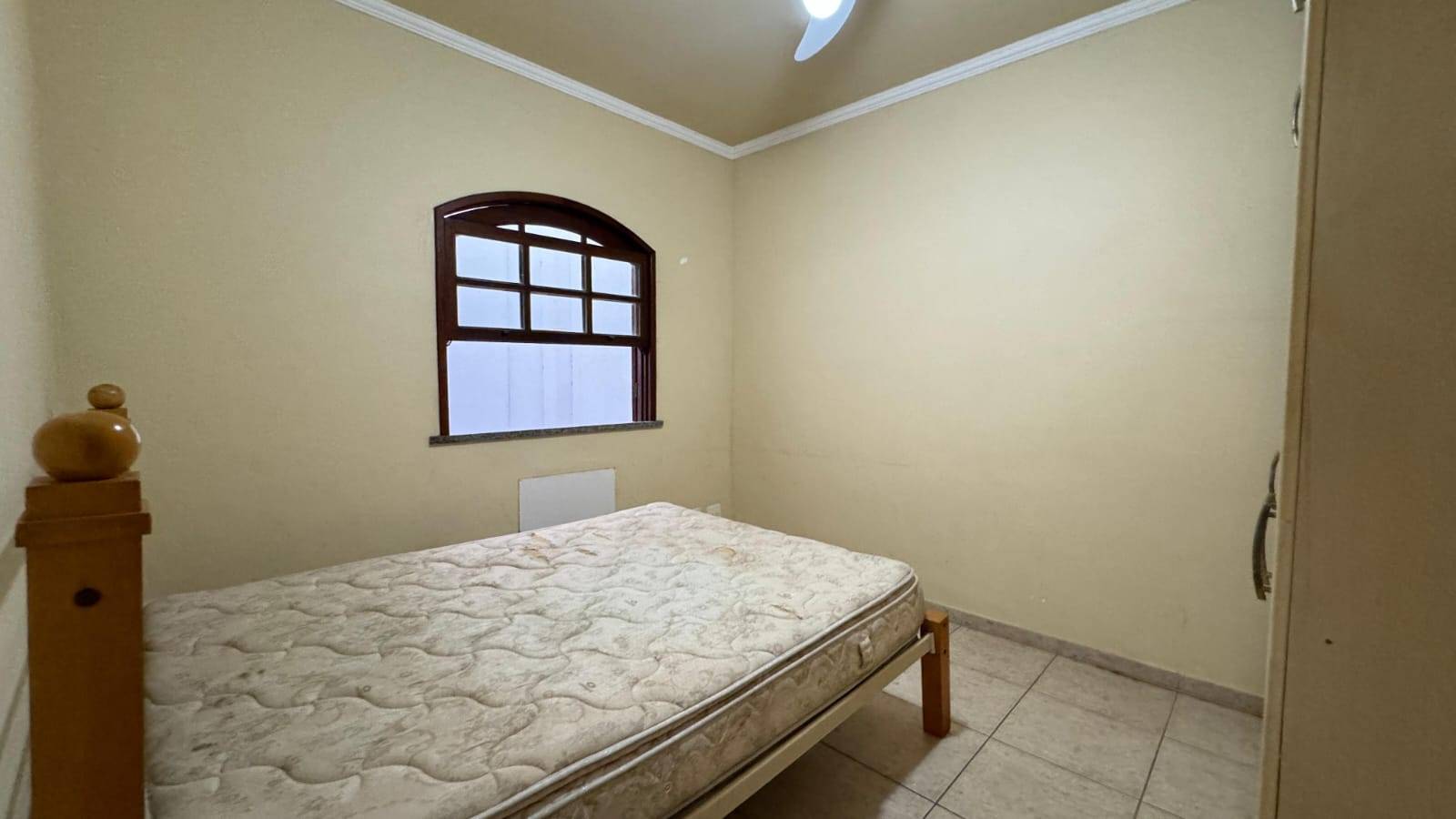 APARTAMENTO DUPLEX ESPAÇOSO NO PERÓ DE 04 QUARTOS EM CABO FRIO/RJ