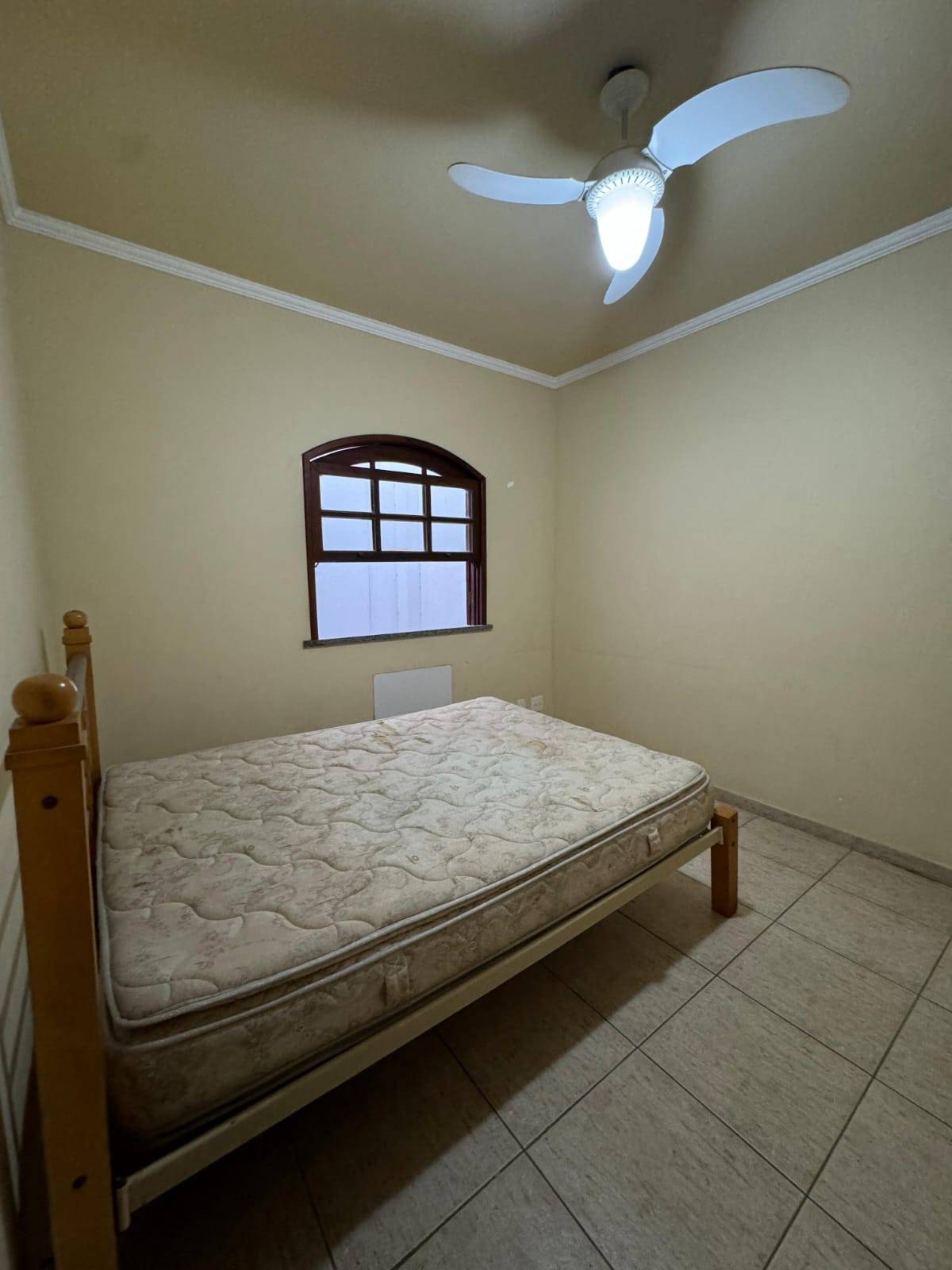 APARTAMENTO DUPLEX ESPAÇOSO NO PERÓ DE 04 QUARTOS EM CABO FRIO/RJ