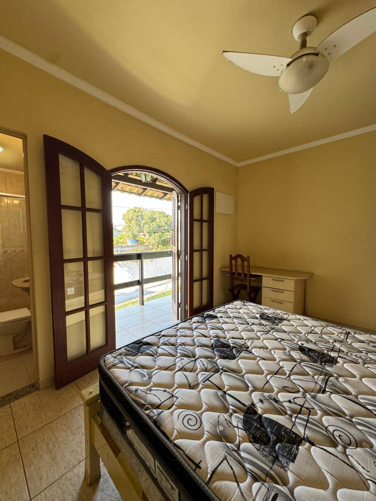 APARTAMENTO DUPLEX ESPAÇOSO NO PERÓ DE 04 QUARTOS EM CABO FRIO/RJ