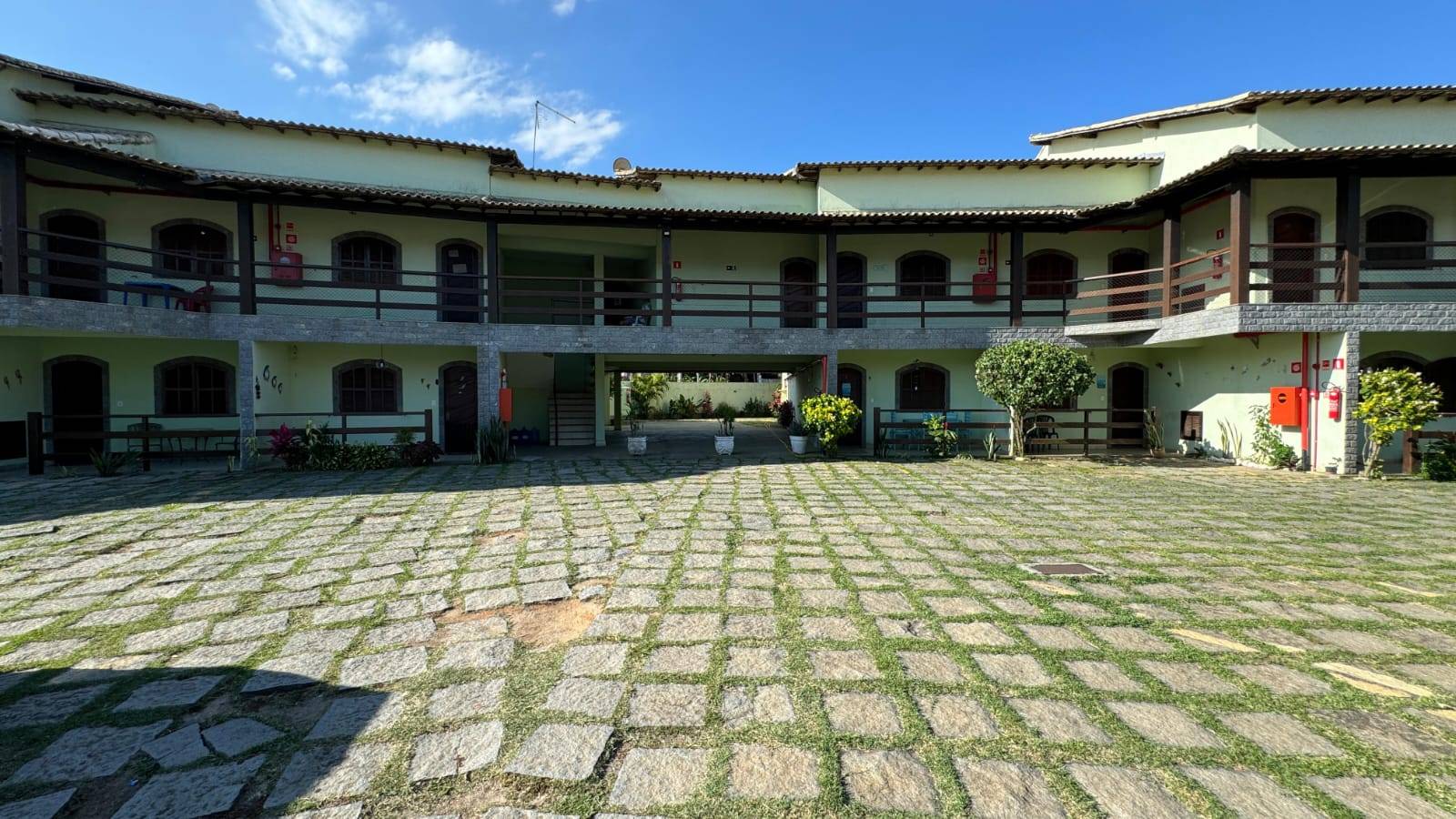 APARTAMENTO DUPLEX ESPAÇOSO NO PERÓ DE 04 QUARTOS EM CABO FRIO/RJ
