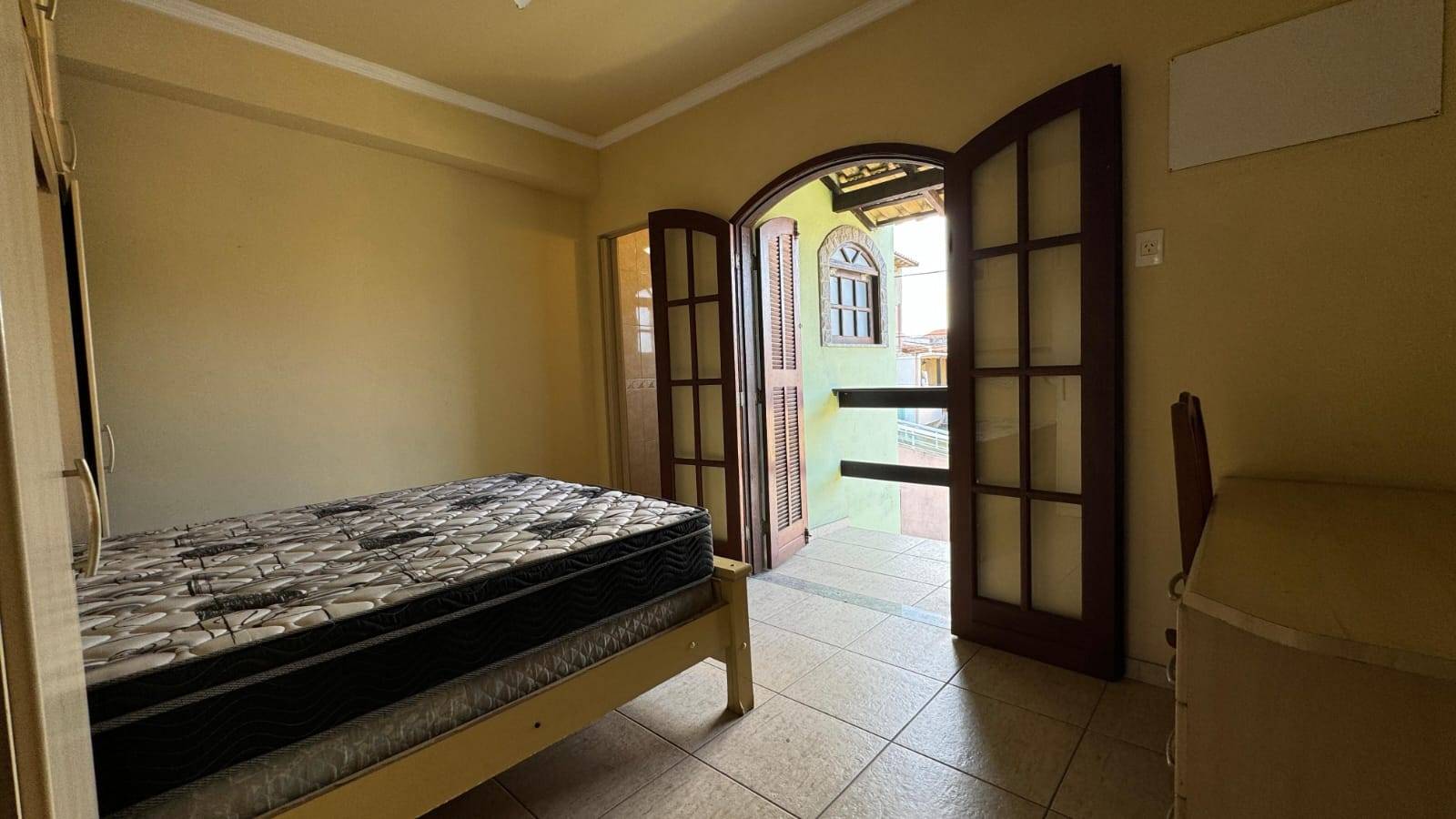 APARTAMENTO DUPLEX ESPAÇOSO NO PERÓ DE 04 QUARTOS EM CABO FRIO/RJ