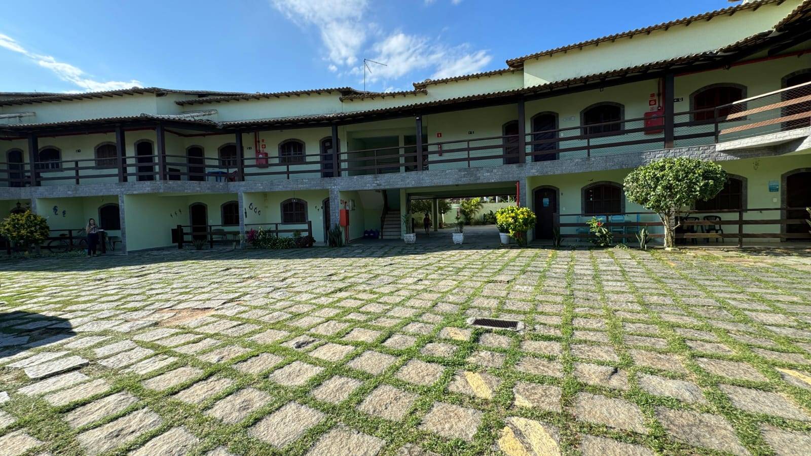 APARTAMENTO DUPLEX ESPAÇOSO NO PERÓ DE 04 QUARTOS EM CABO FRIO/RJ
