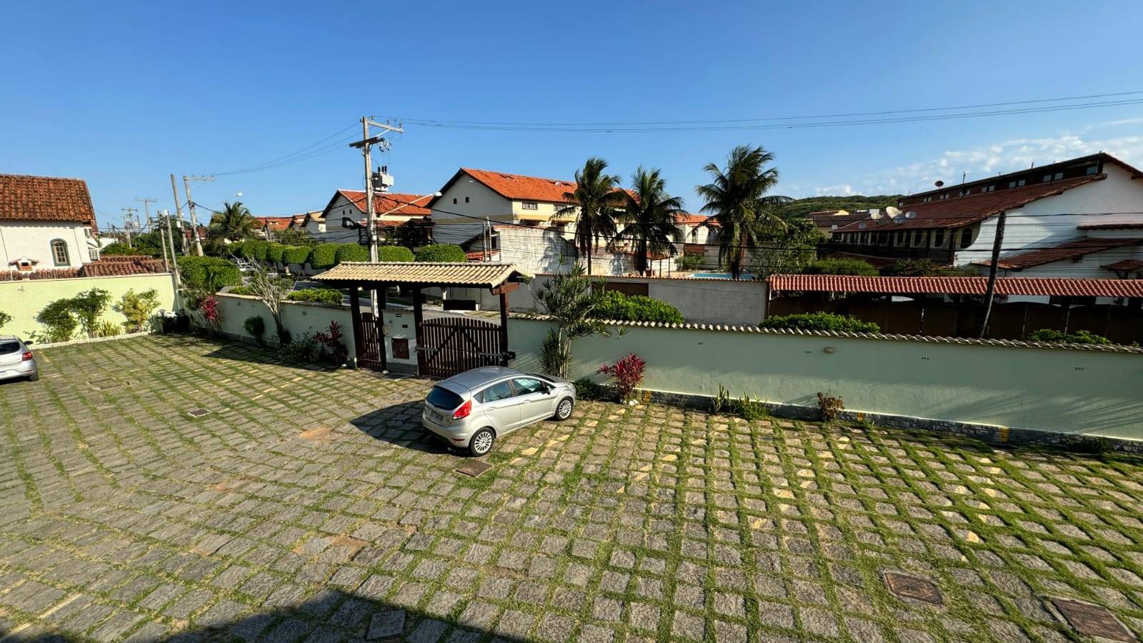 APARTAMENTO DUPLEX ESPAÇOSO NO PERÓ DE 04 QUARTOS EM CABO FRIO/RJ