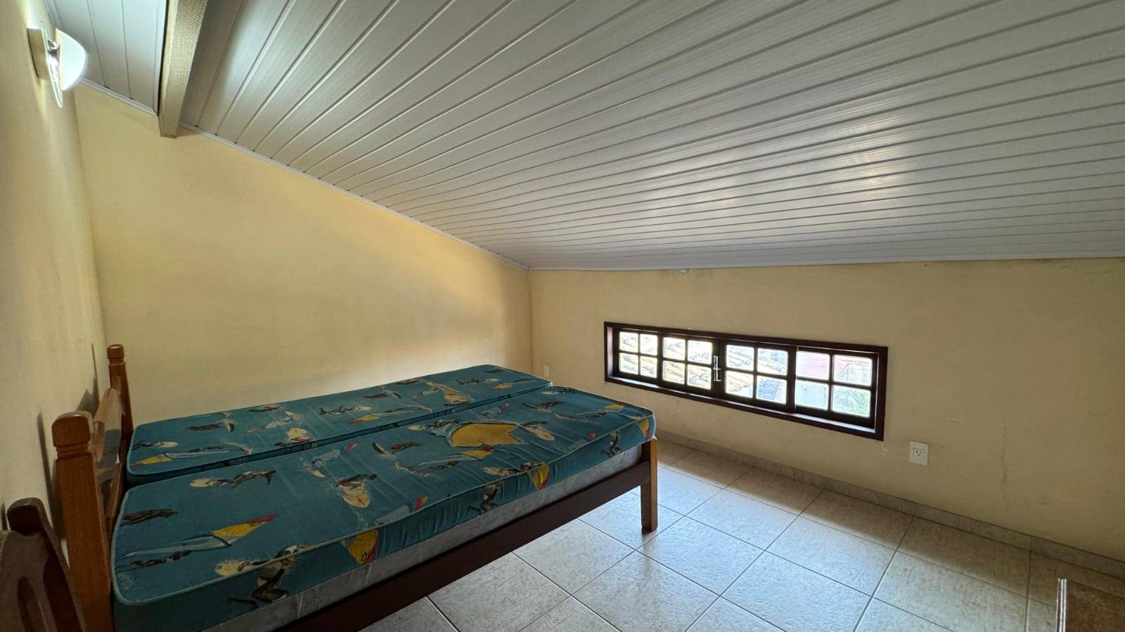 APARTAMENTO DUPLEX ESPAÇOSO NO PERÓ DE 04 QUARTOS EM CABO FRIO/RJ