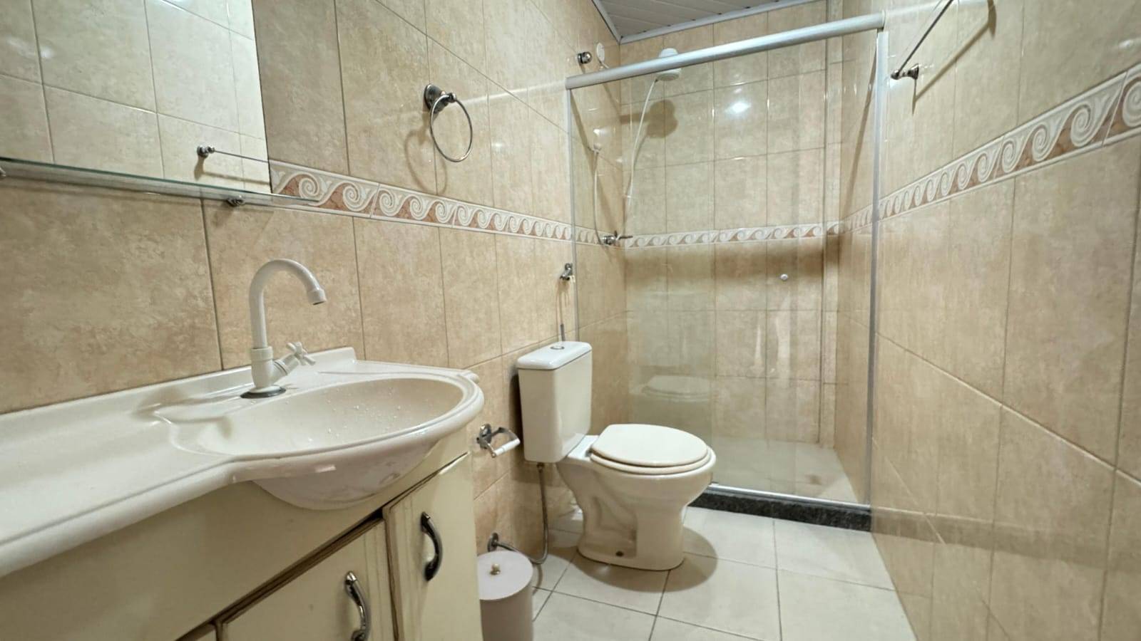 APARTAMENTO DUPLEX ESPAÇOSO NO PERÓ DE 04 QUARTOS EM CABO FRIO/RJ
