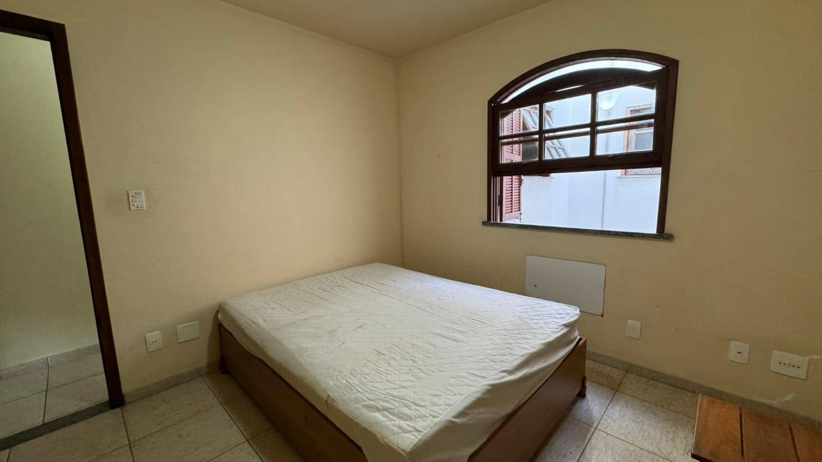 APARTAMENTO DUPLEX ESPAÇOSO NO PERÓ DE 04 QUARTOS EM CABO FRIO/RJ