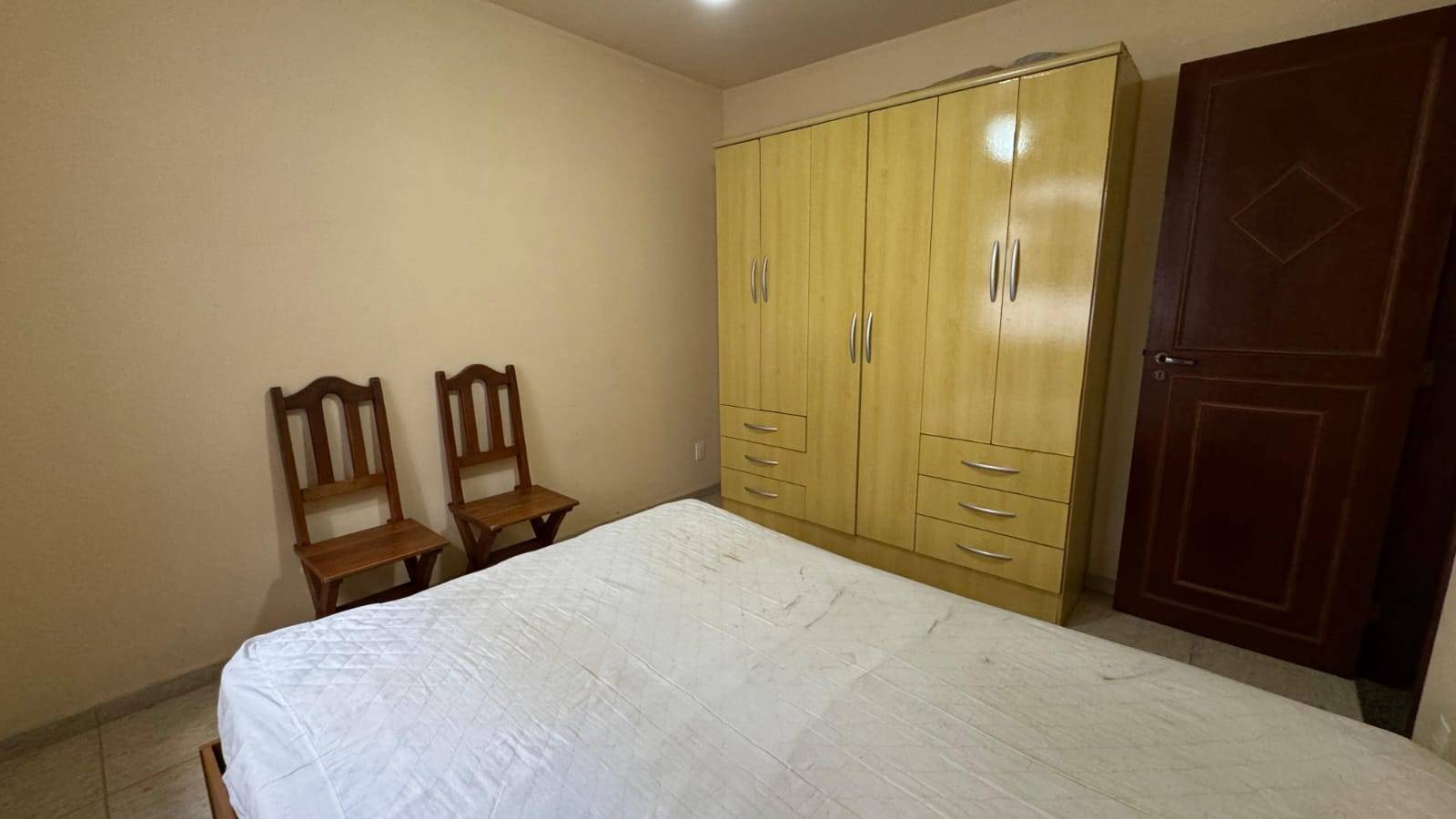 APARTAMENTO DUPLEX ESPAÇOSO NO PERÓ DE 04 QUARTOS EM CABO FRIO/RJ