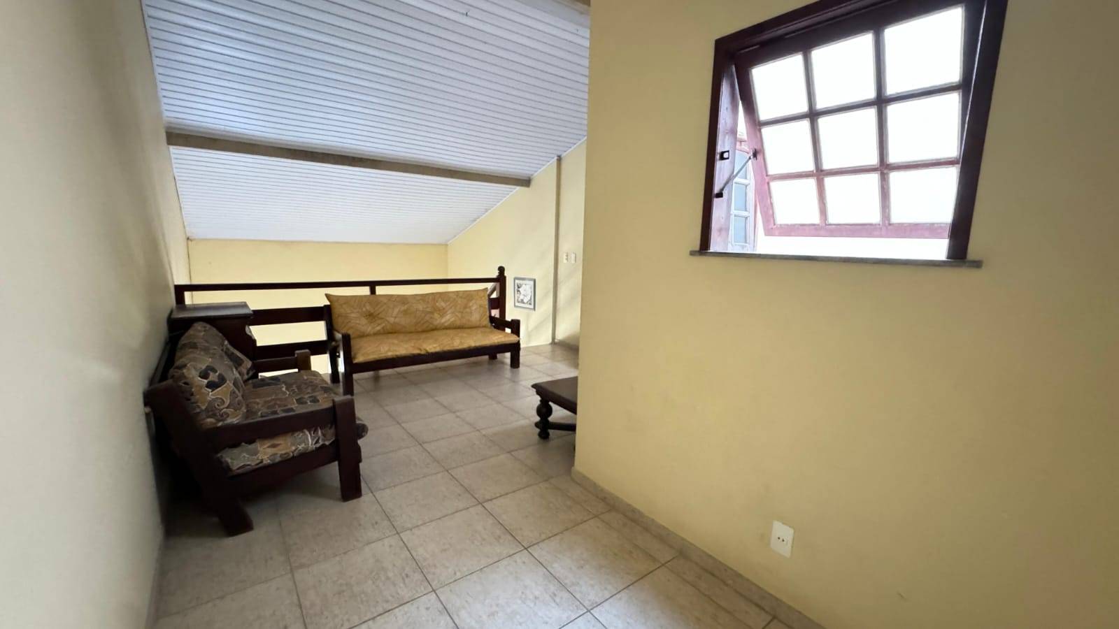 APARTAMENTO DUPLEX ESPAÇOSO NO PERÓ DE 04 QUARTOS EM CABO FRIO/RJ
