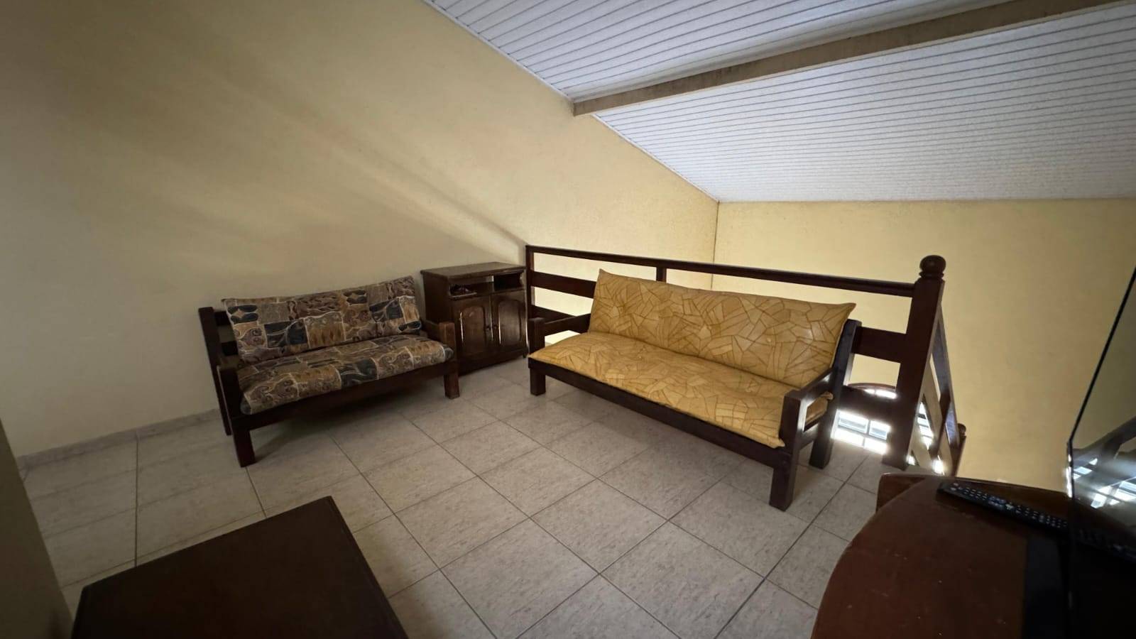 APARTAMENTO DUPLEX ESPAÇOSO NO PERÓ DE 04 QUARTOS EM CABO FRIO/RJ