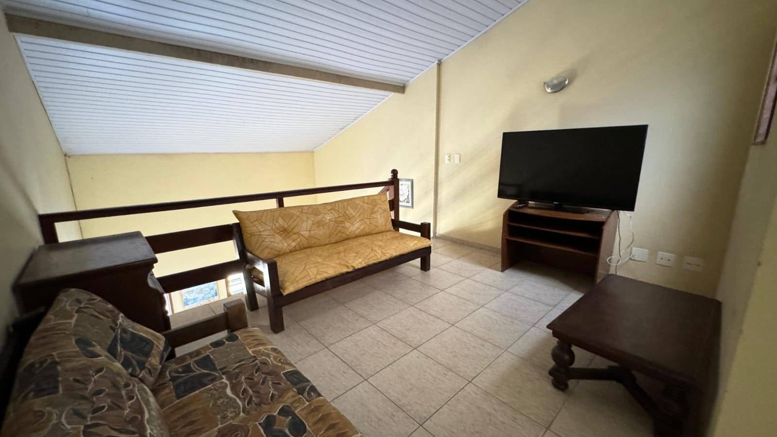 APARTAMENTO DUPLEX ESPAÇOSO NO PERÓ DE 04 QUARTOS EM CABO FRIO/RJ