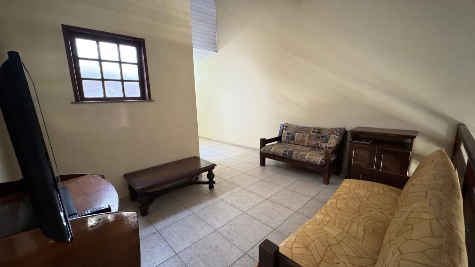 APARTAMENTO DUPLEX ESPAÇOSO NO PERÓ DE 04 QUARTOS EM CABO FRIO/RJ