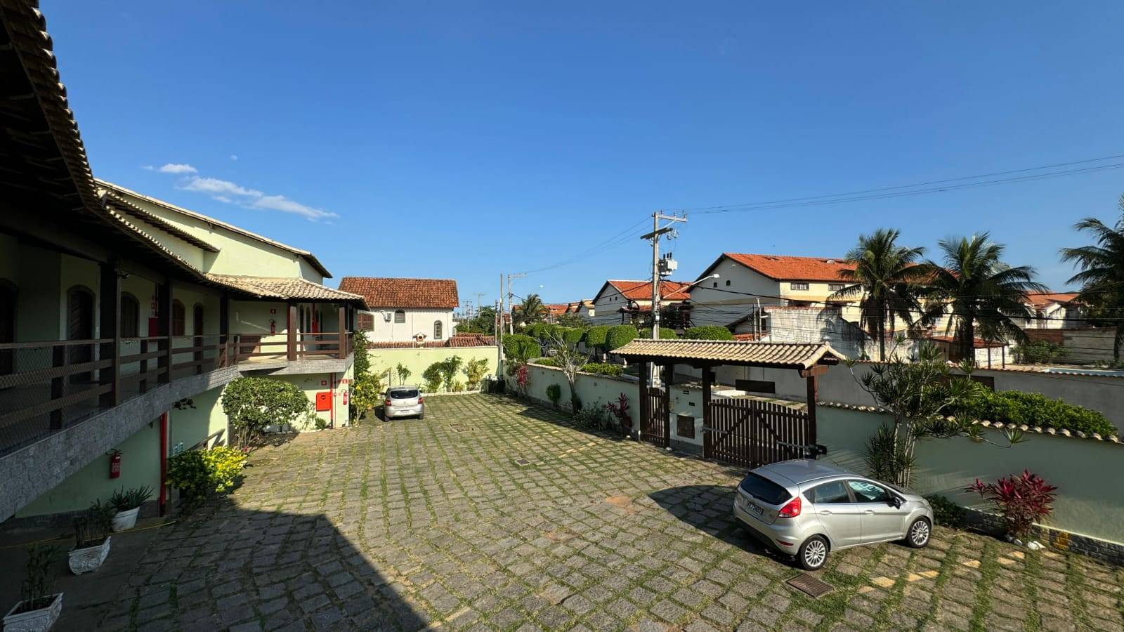 APARTAMENTO DUPLEX ESPAÇOSO NO PERÓ DE 04 QUARTOS EM CABO FRIO/RJ