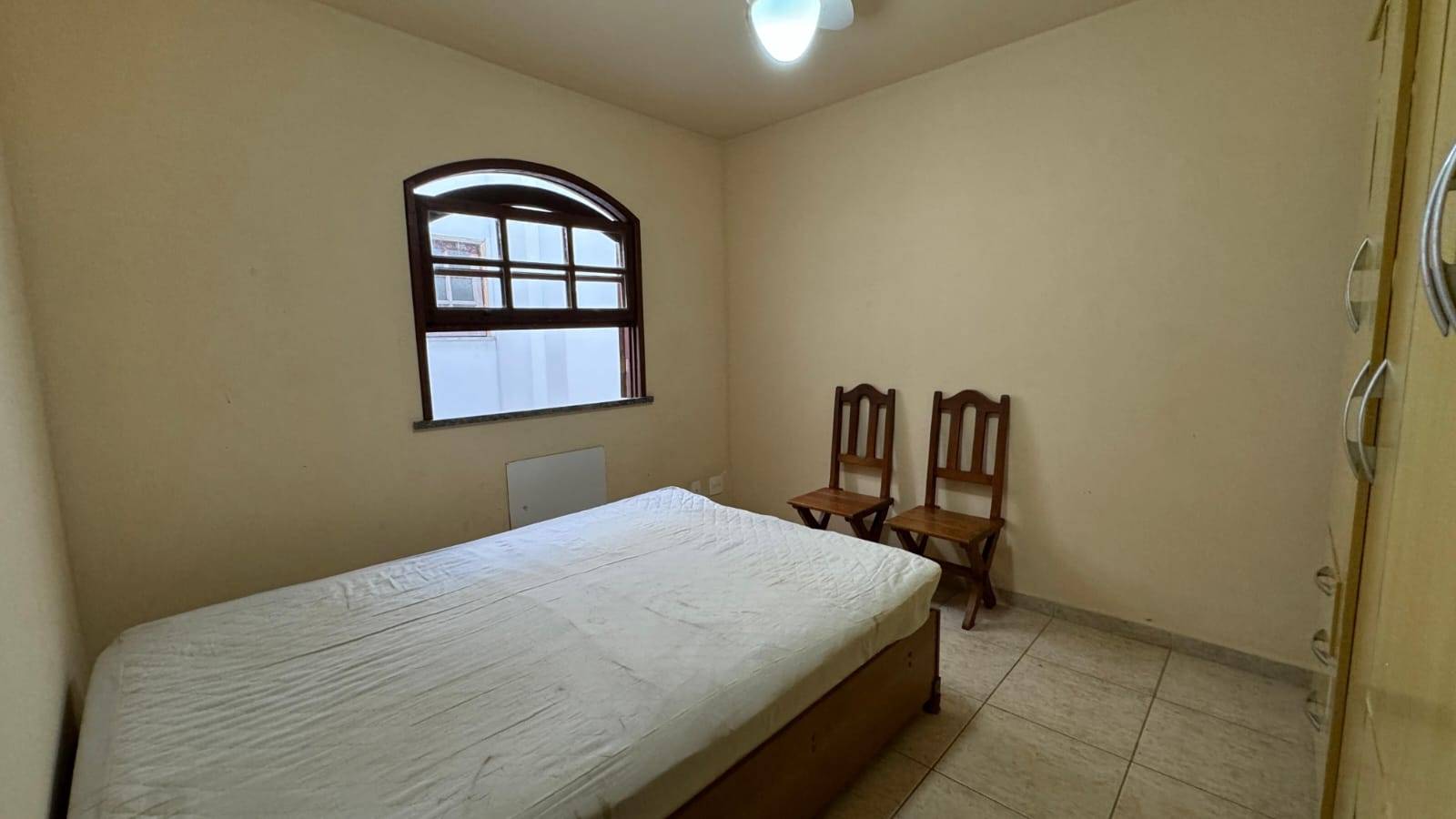 APARTAMENTO DUPLEX ESPAÇOSO NO PERÓ DE 04 QUARTOS EM CABO FRIO/RJ