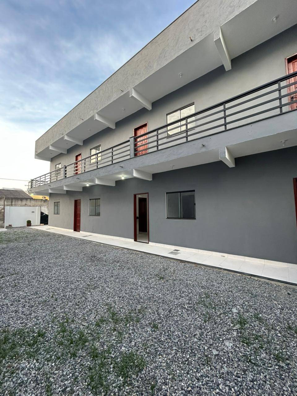 KITNET DE 01 QUARTO EM CONDOMÍNIO Á VENDA  – JARDIM OLINDA EM CABO FRIO/RJ
