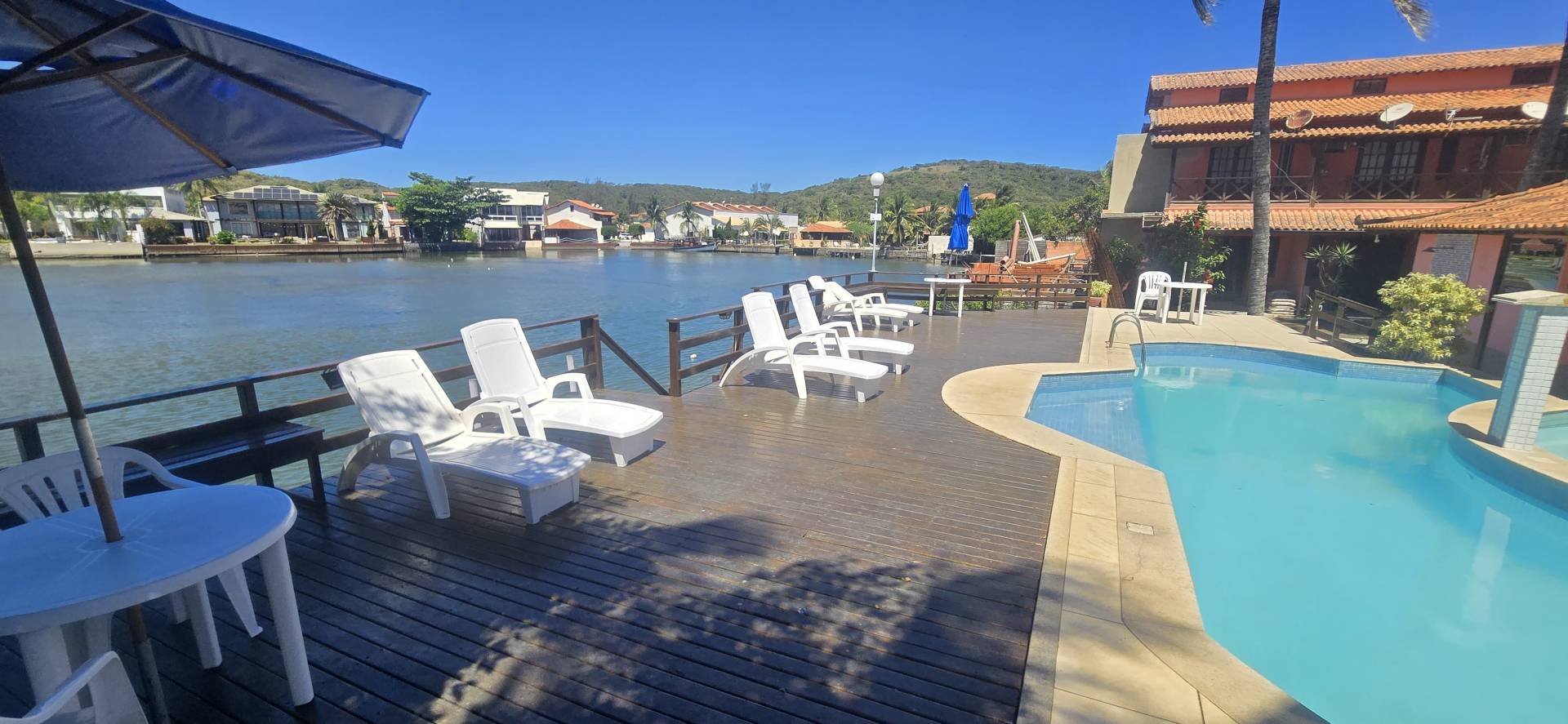 CASA À VENDA DE 03 QUARTOS BEIRA CANAL EM CONDOMÍNIO EM CABO FRIO/RJ
