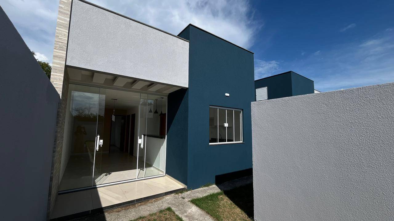 CASA INDEPENDENTE À VENDA COM 2 QUARTOS NA VILA DO PERÓ EM CABO FRIO/RJ
